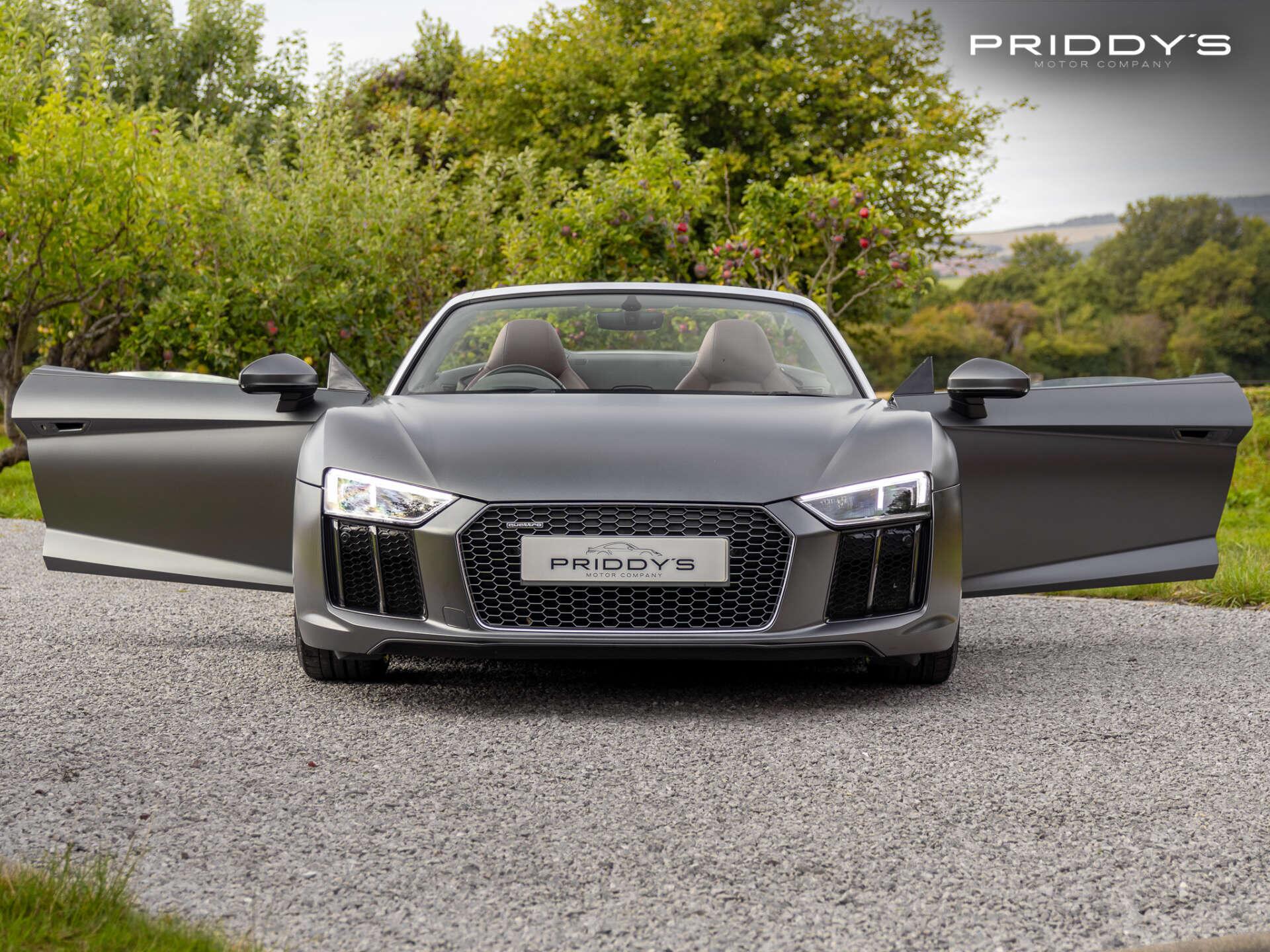 Audi R8 view 45