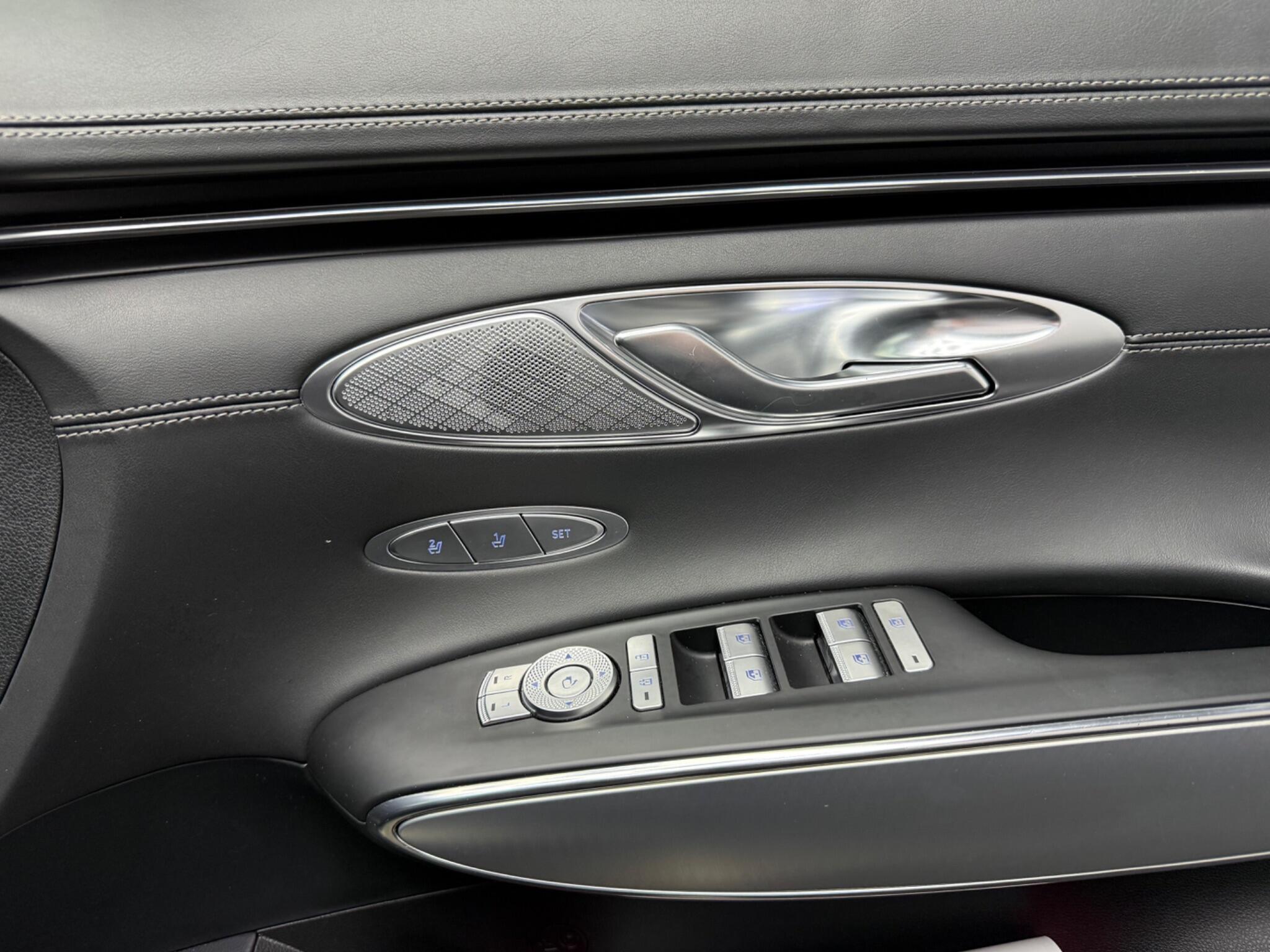 Genesis GV70 view 30