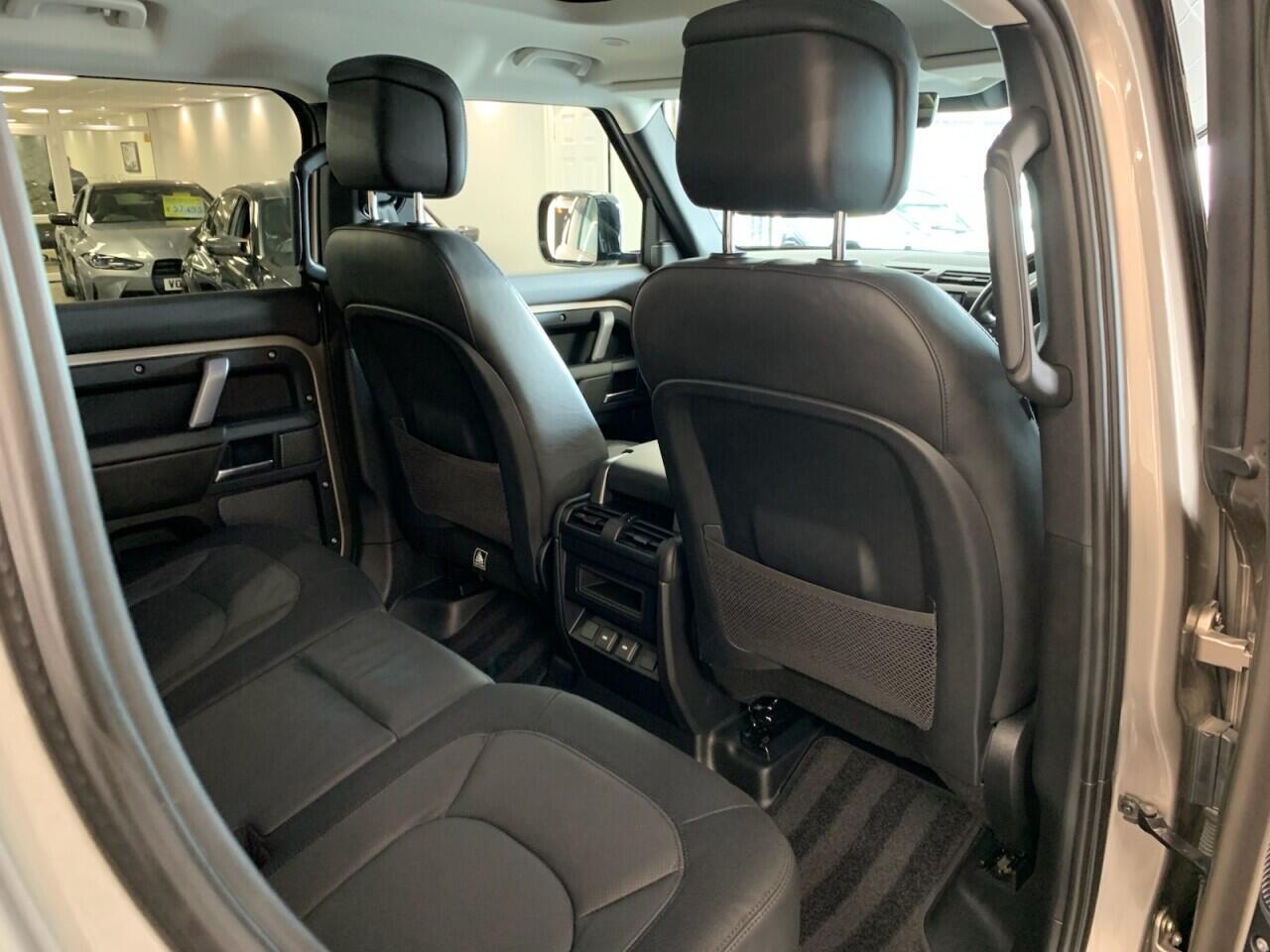 Land Rover Defender 110 view 27