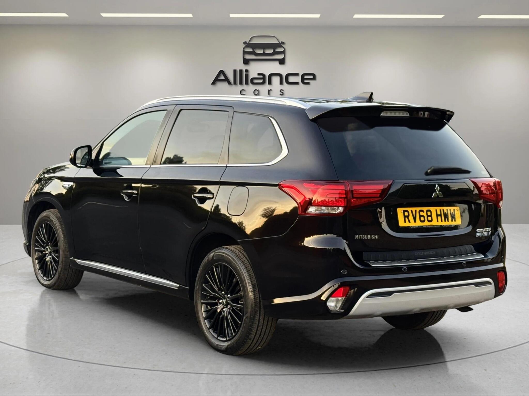 Mitsubishi Outlander view 16