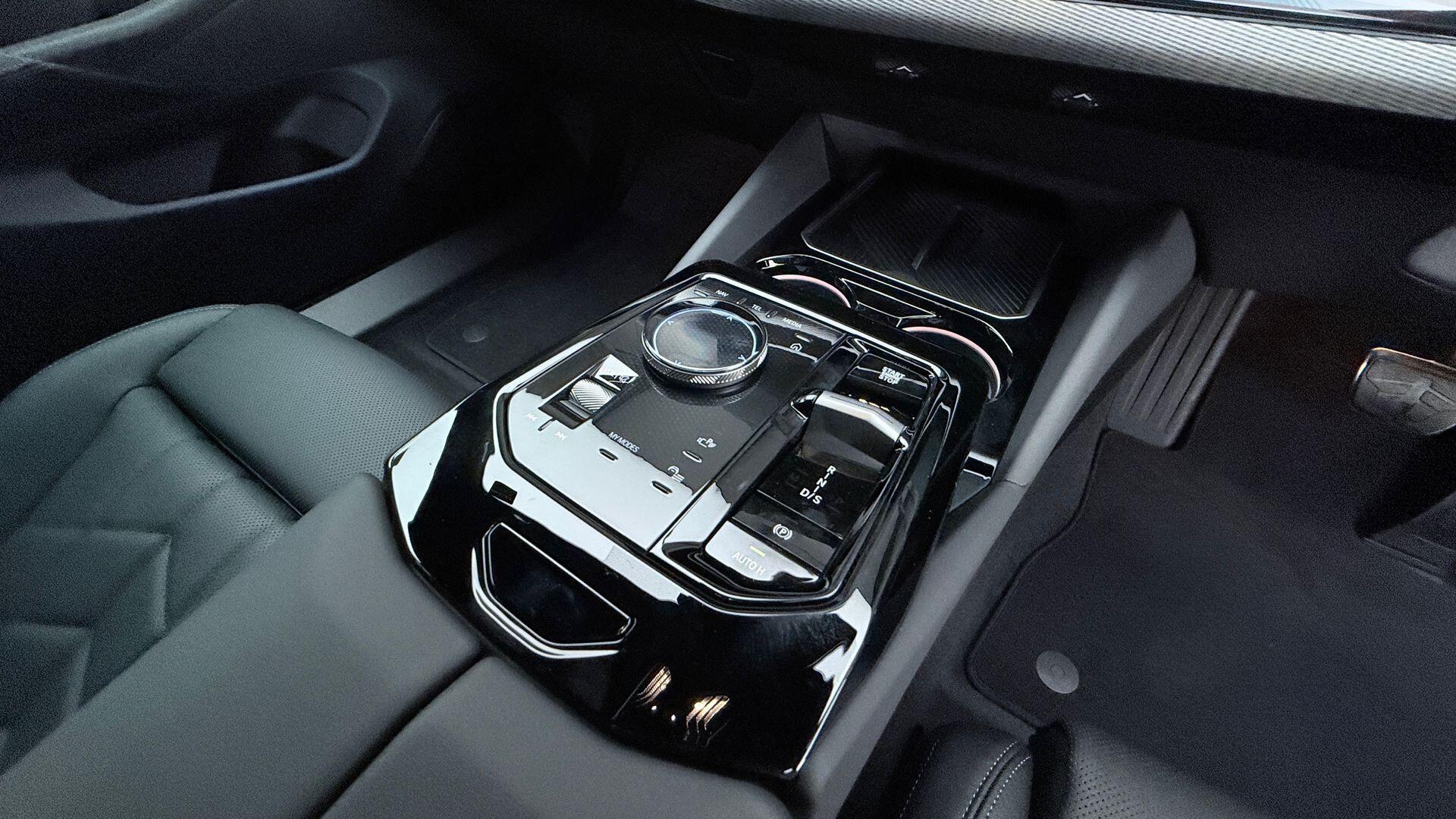 BMW 5 Series view 10