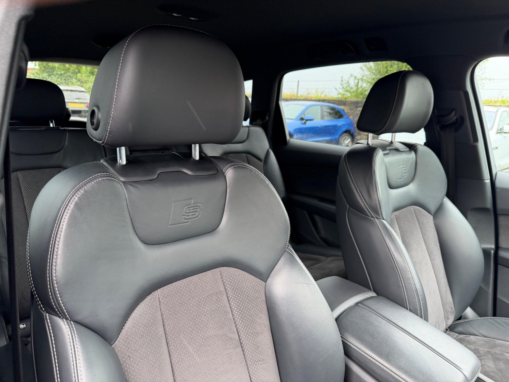 Audi Q7 view 18
