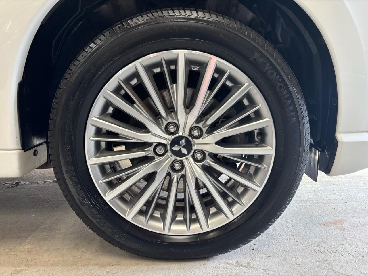Mitsubishi Outlander view 10