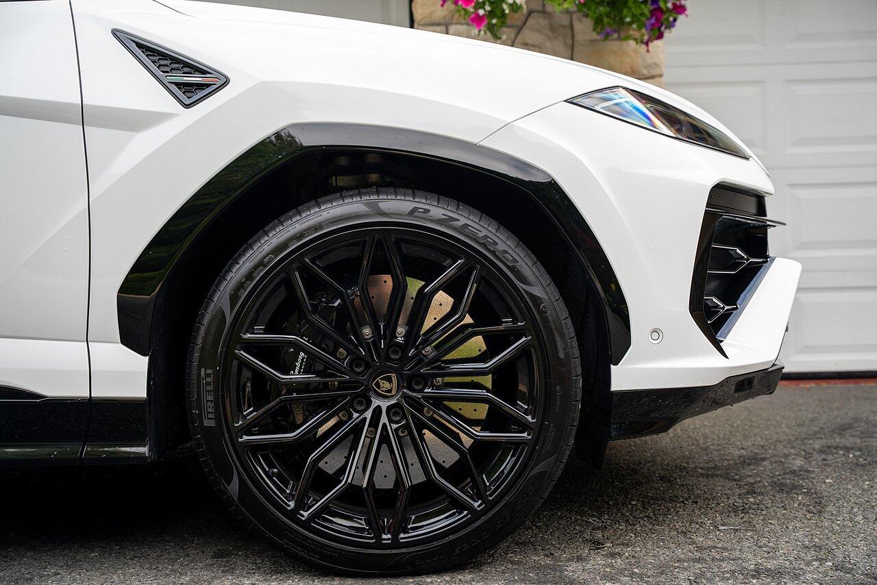 Lamborghini Urus view 4