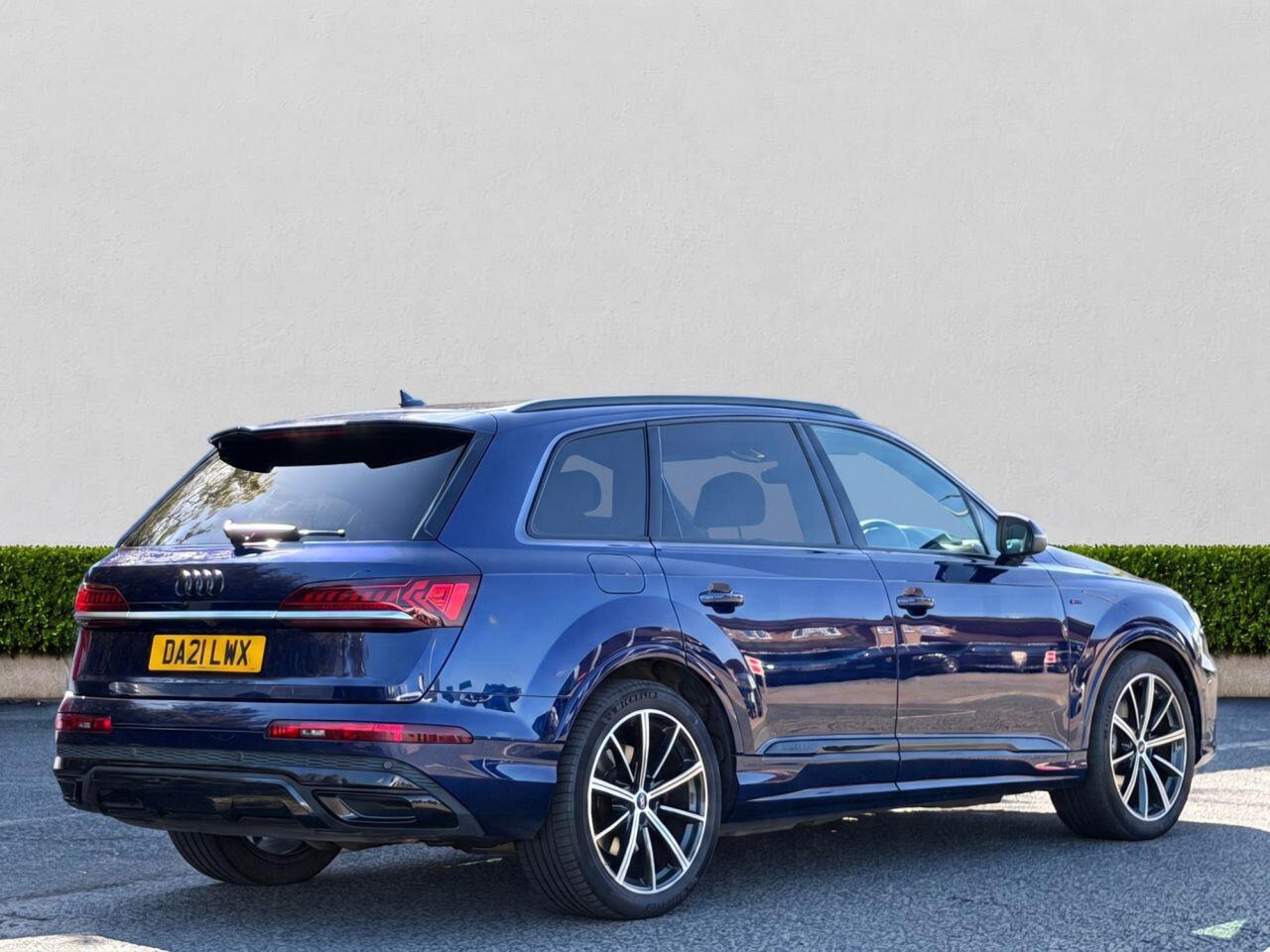 Audi Q7 view 7