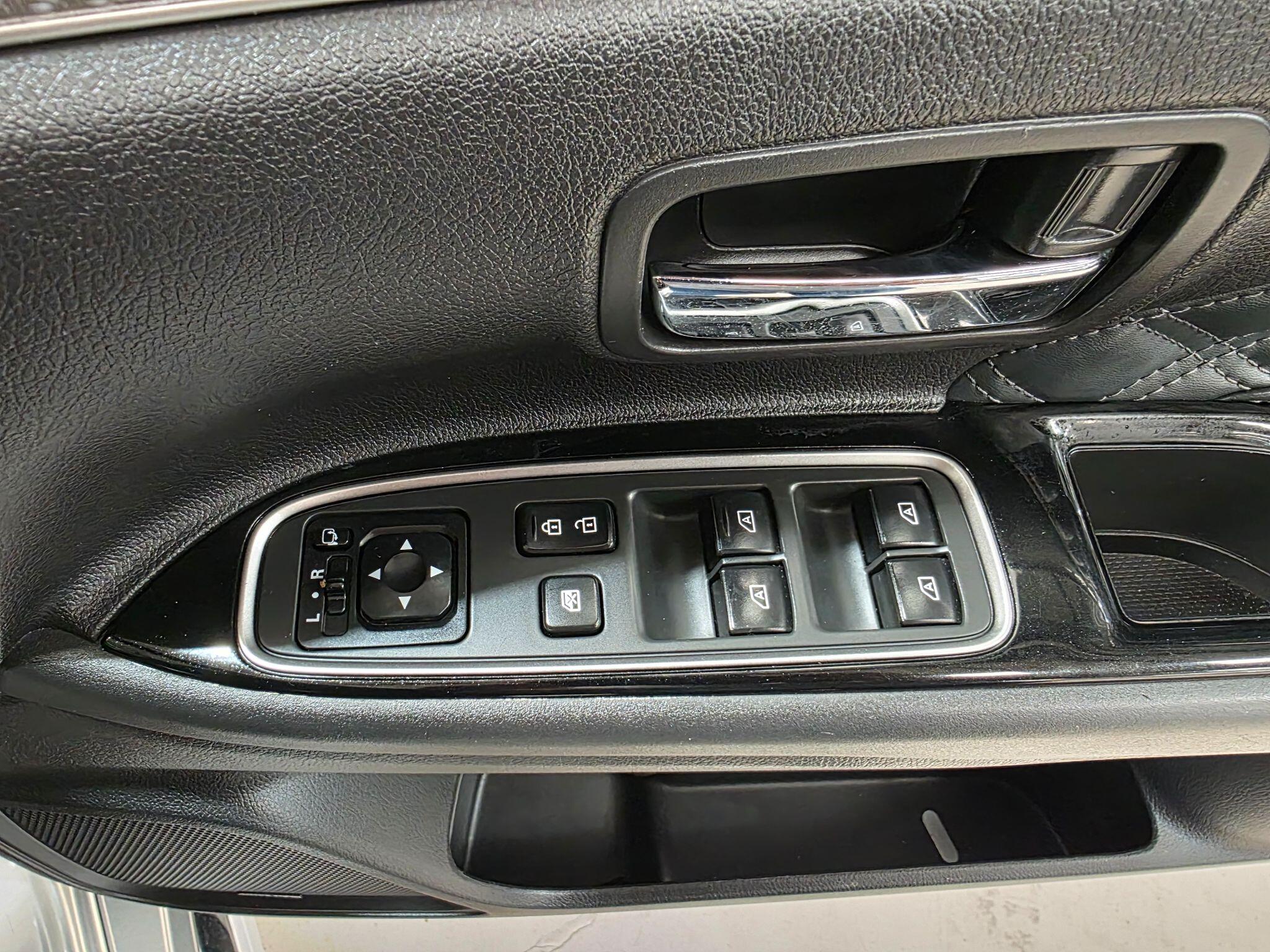 Mitsubishi Outlander view 14