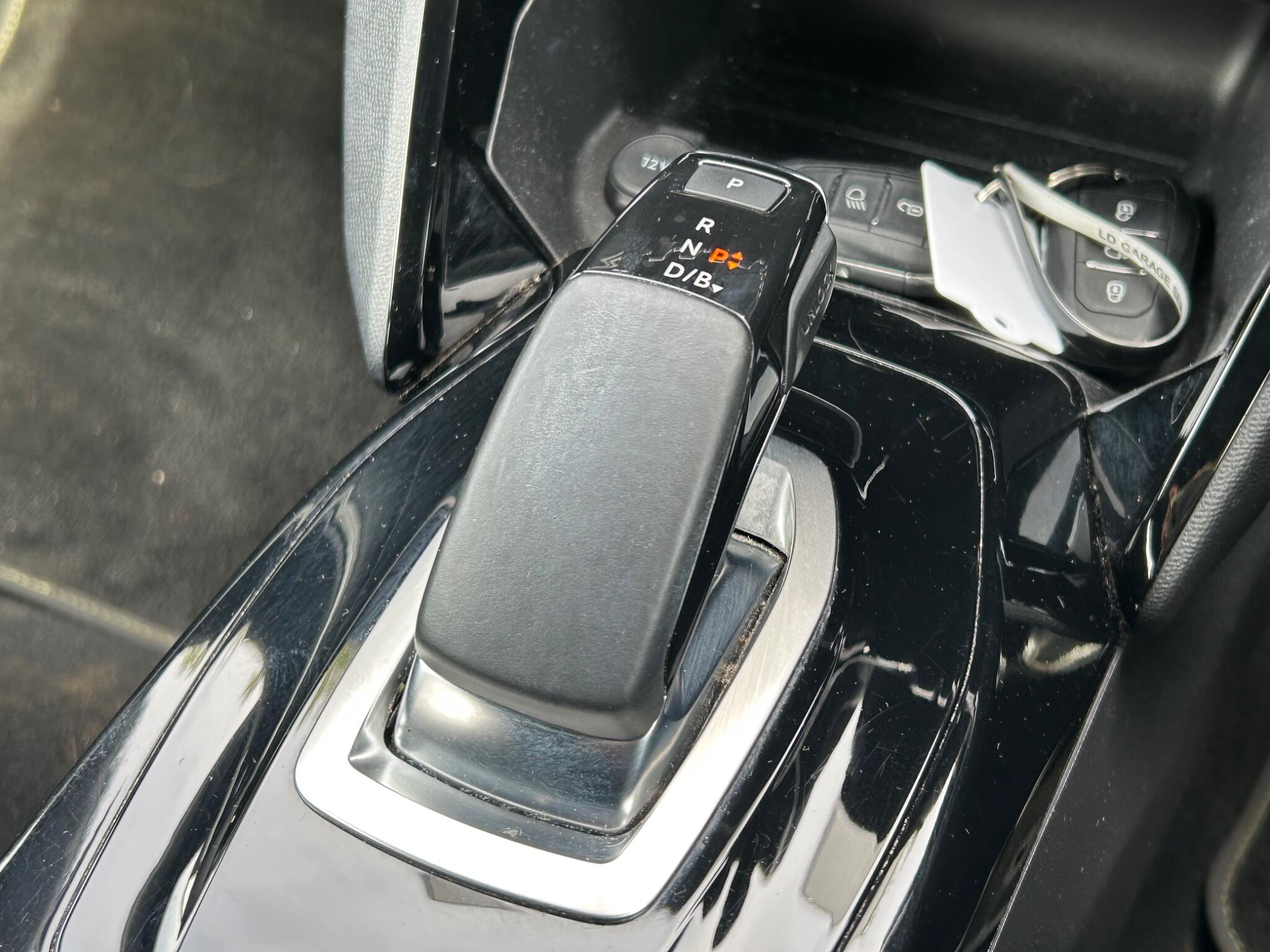 Peugeot E-2008 view 14