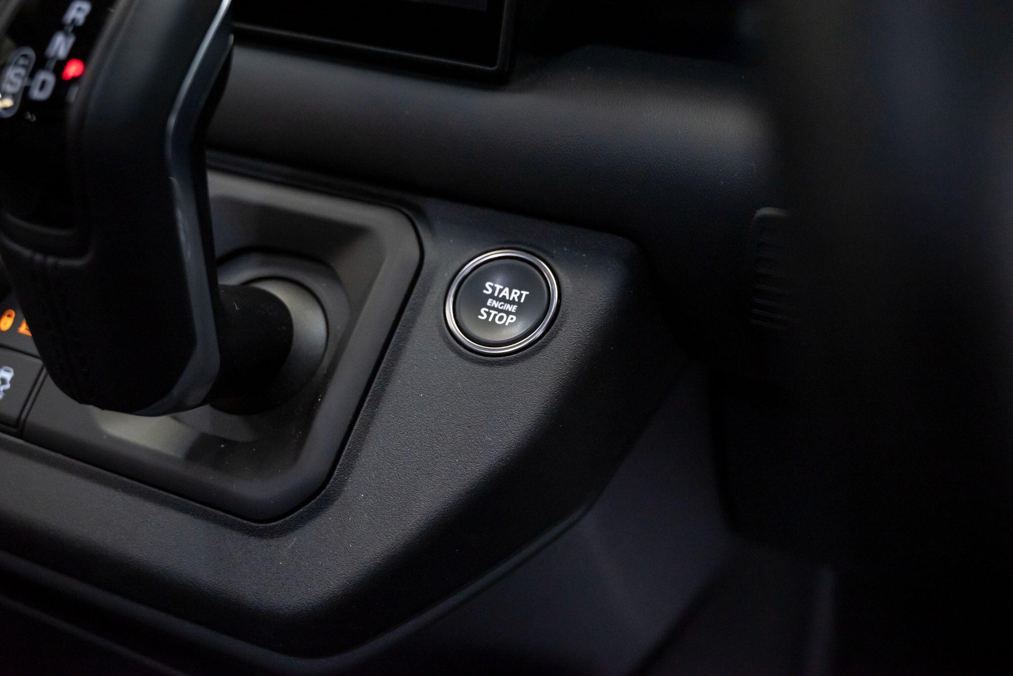 Land Rover Defender view 36
