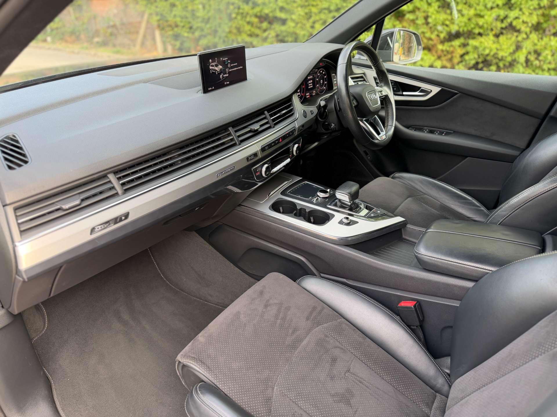 Audi Q7 view 24