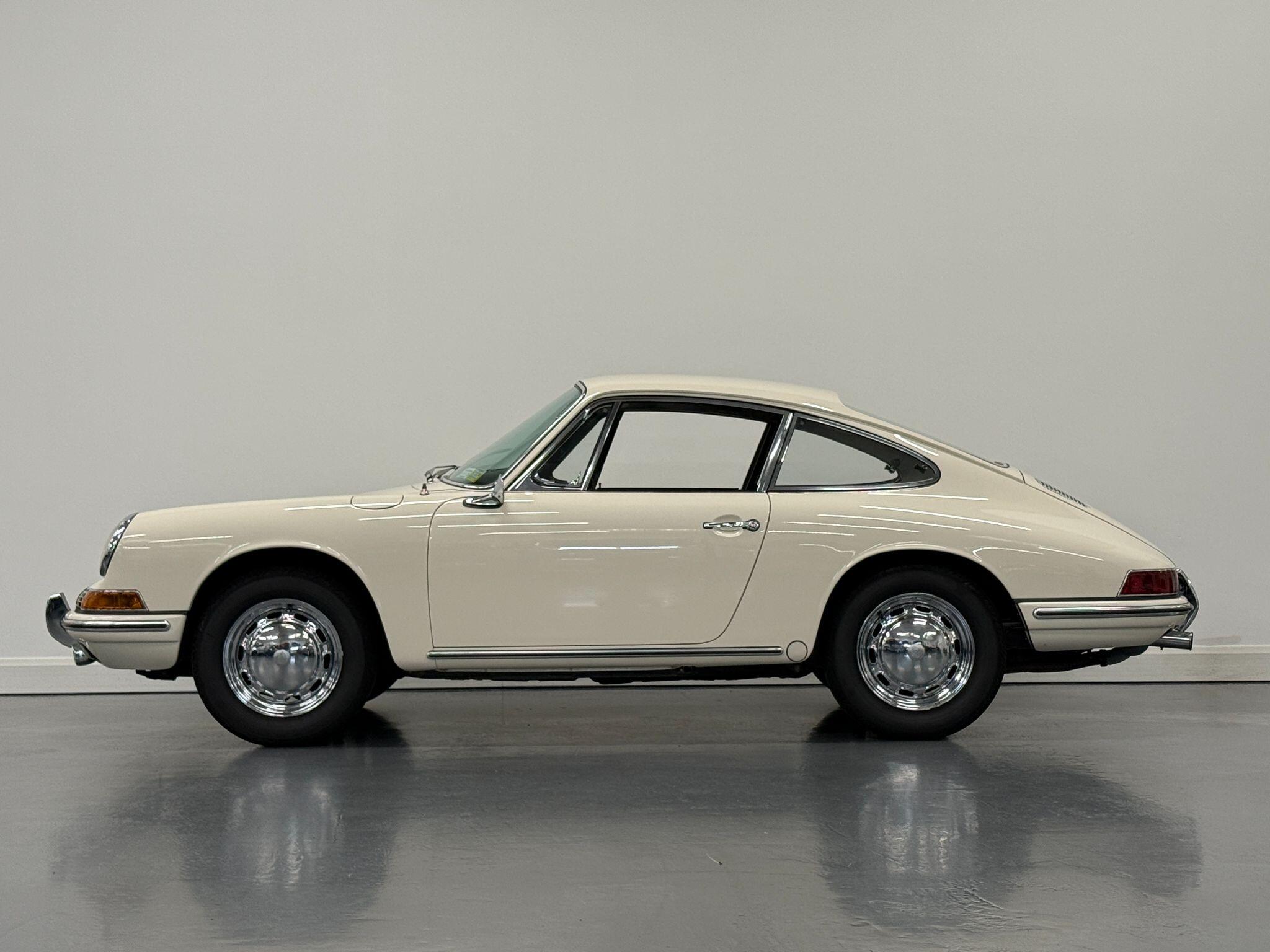 Porsche 911 view 4
