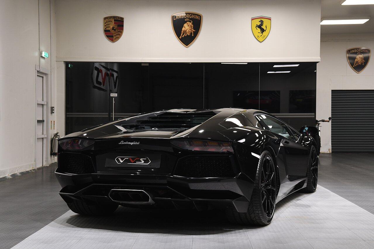 Lamborghini Aventador view 3