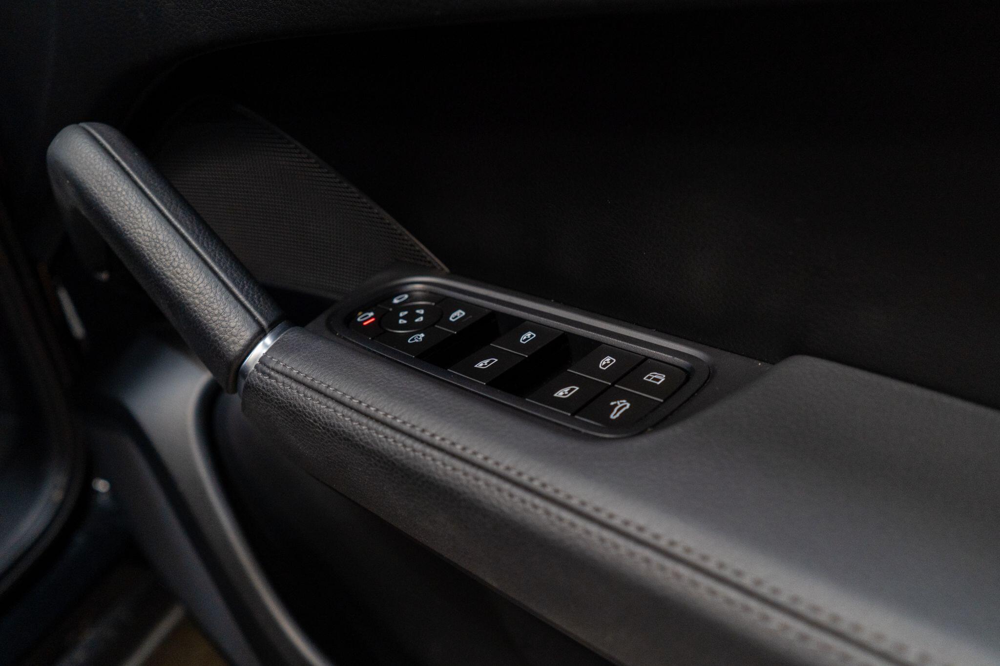 Porsche Cayenne view 33