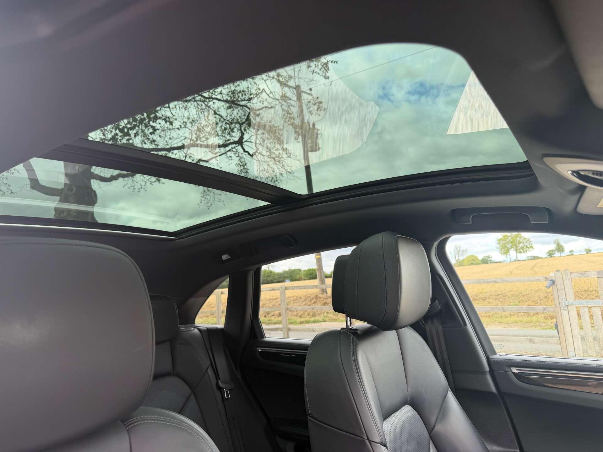 Porsche Macan view 25