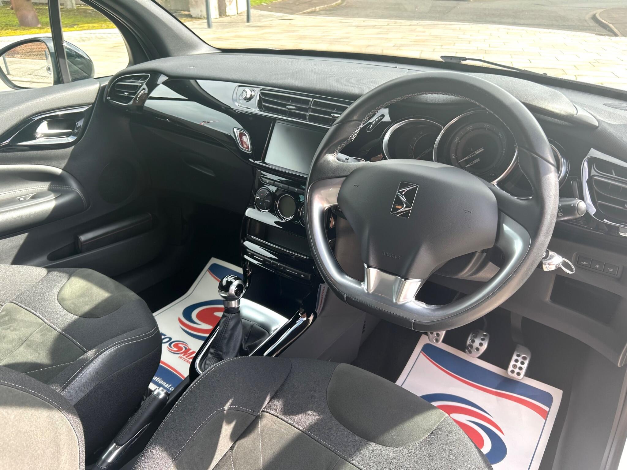 DS Automobiles DS 3 view 16
