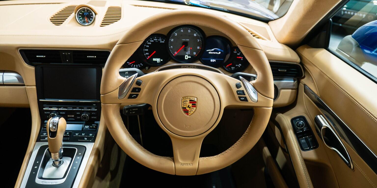 Porsche 911 view 21
