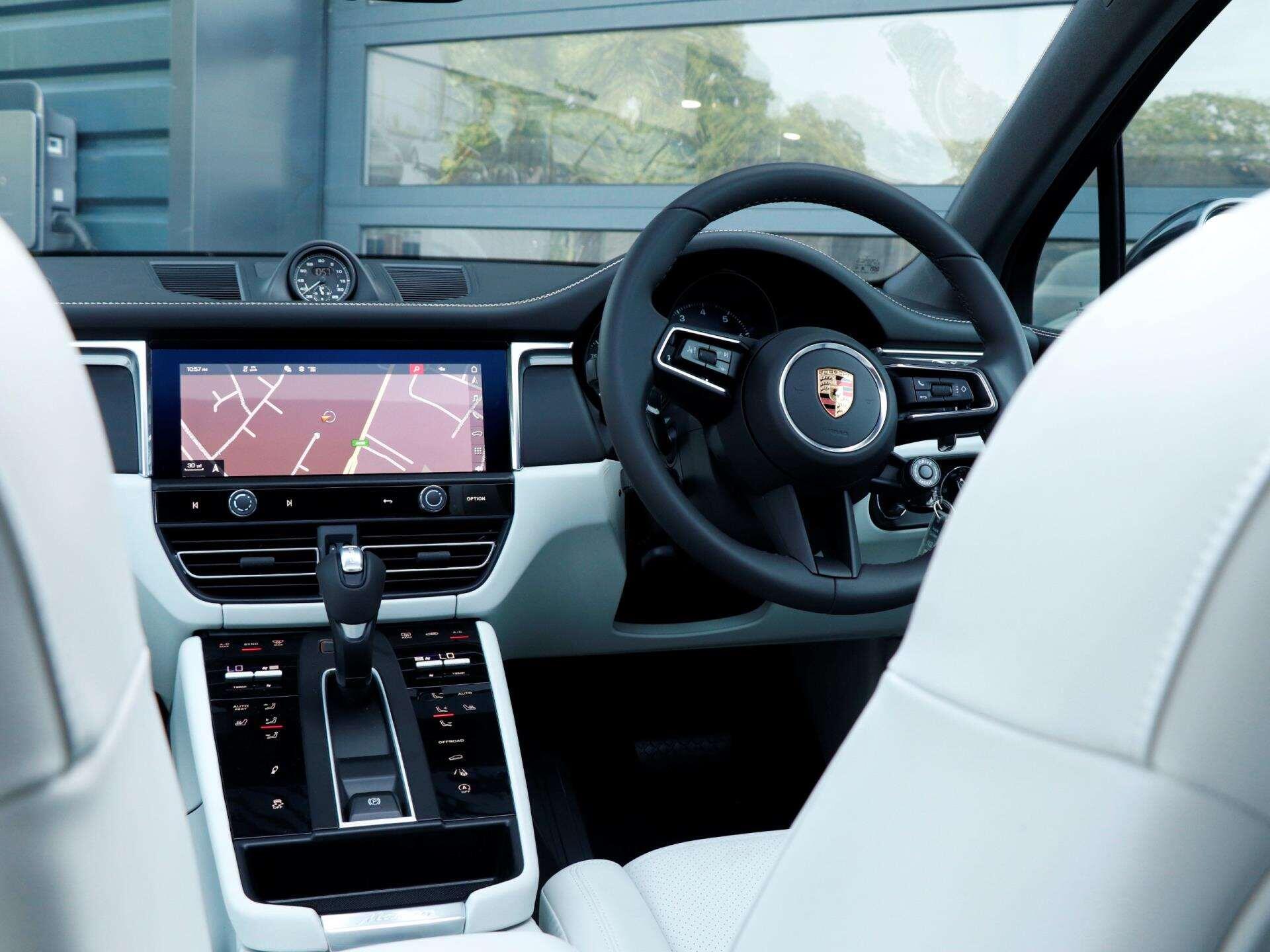 Porsche Macan view 11