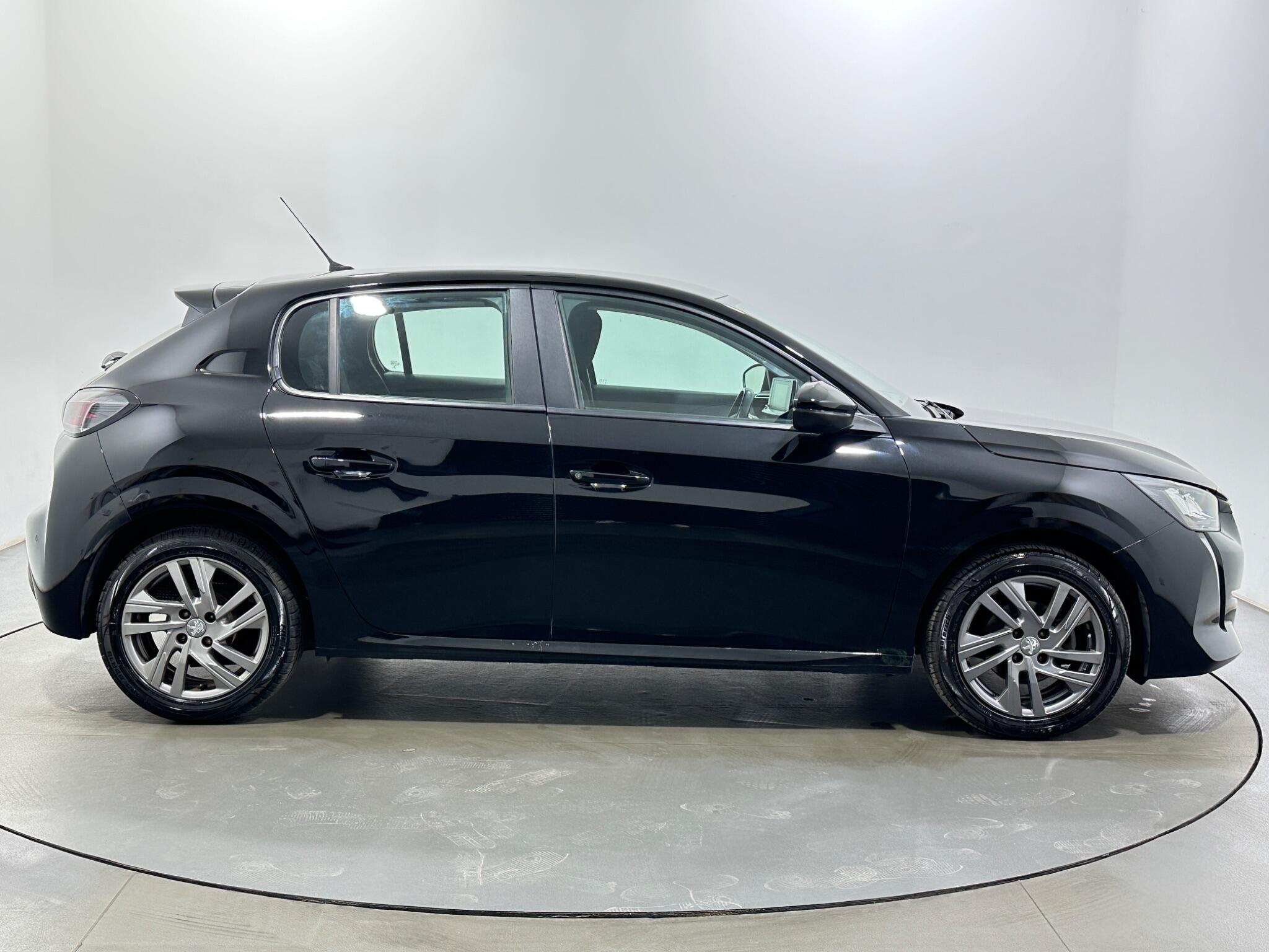 Peugeot 208 view 9