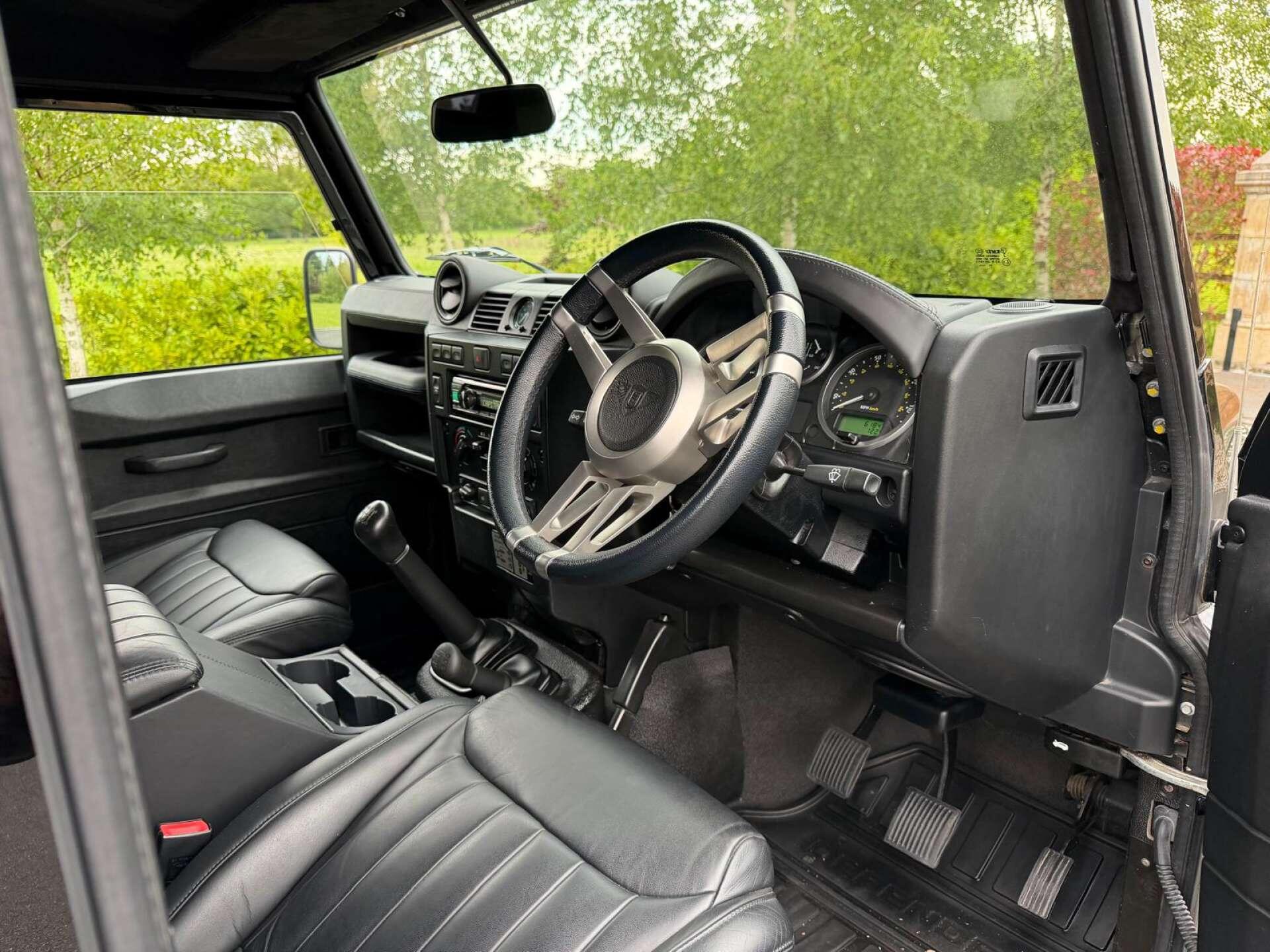 Land Rover Defender 90 view 3