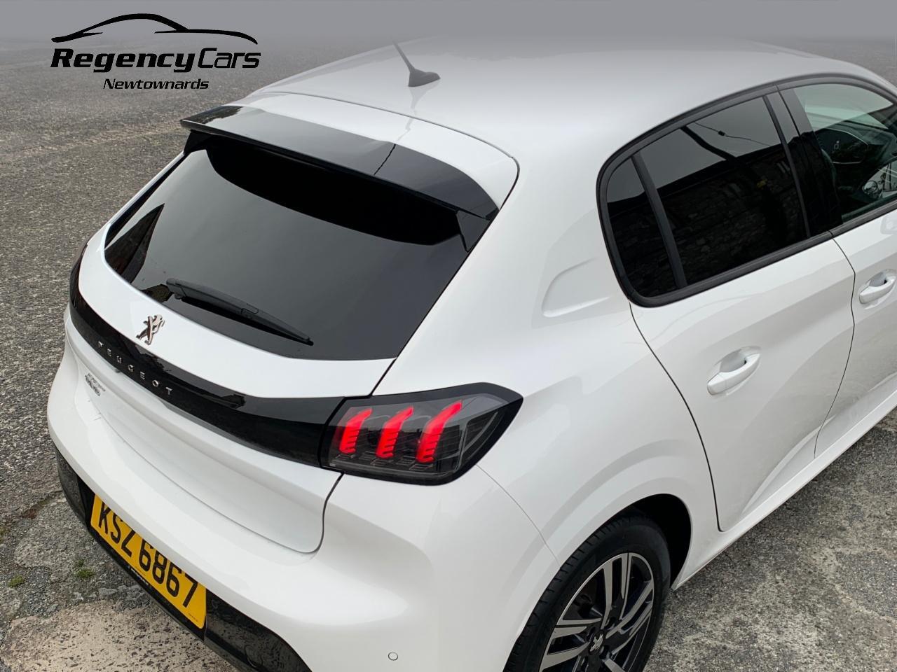 Peugeot 208 view 9