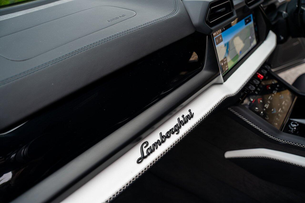 Lamborghini Urus view 75