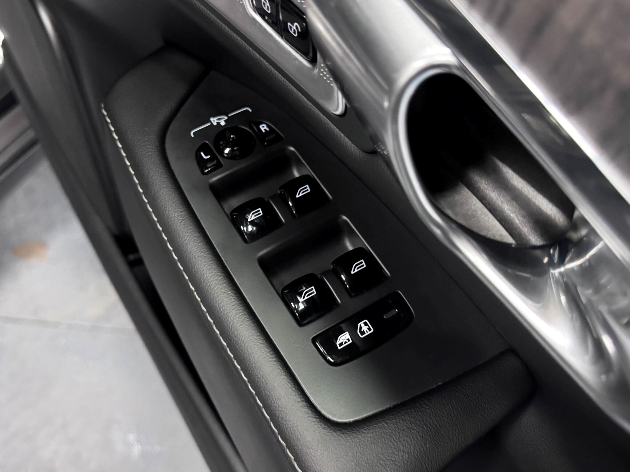 Volvo S90 view 16