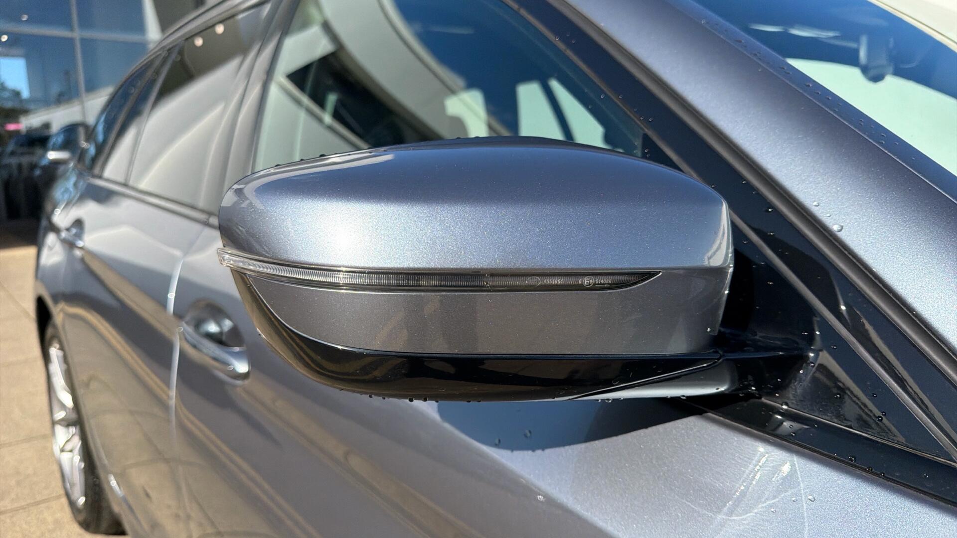BMW 5 Series view 25