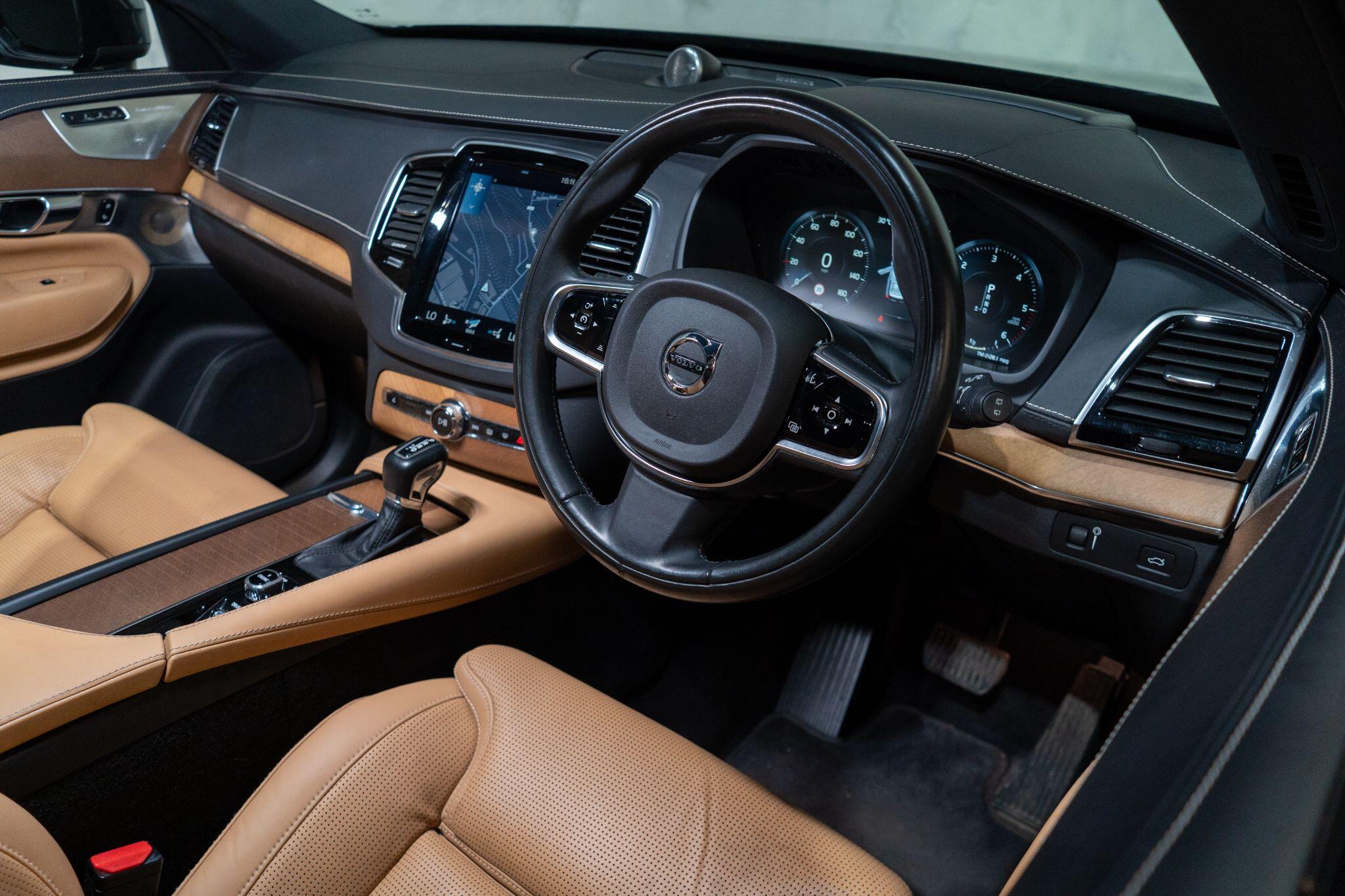 Volvo XC90 view 11