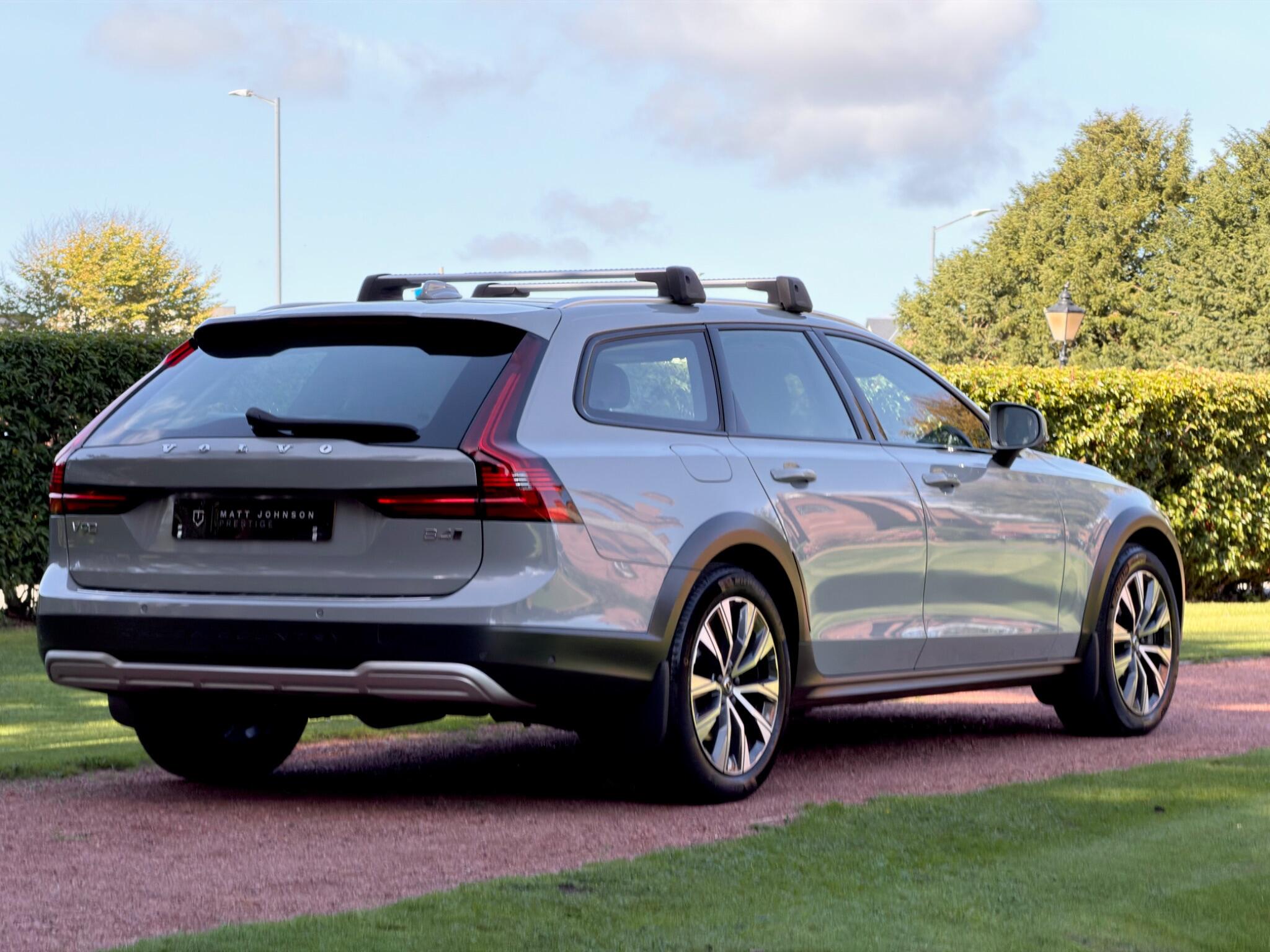 Volvo V90 Cross Country view 28