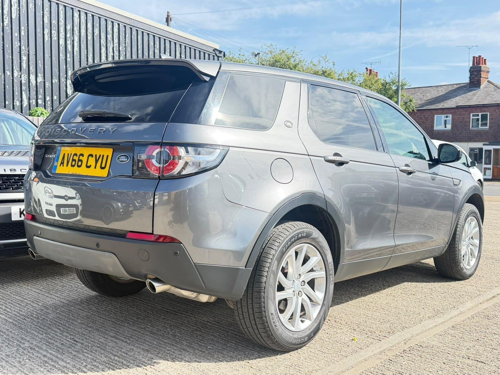 Land Rover Discovery Sport view 8