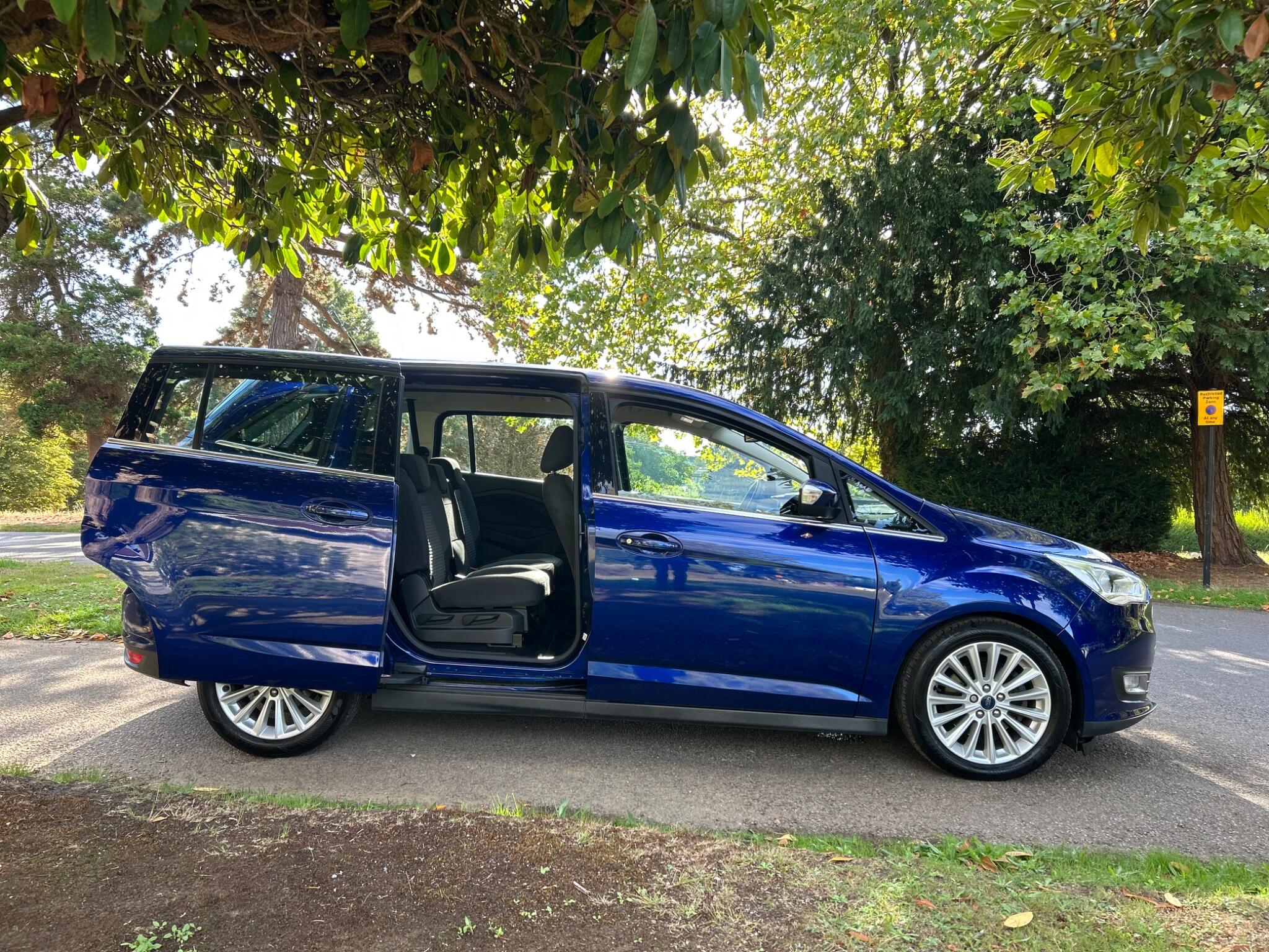 Ford Grand C-Max view 17