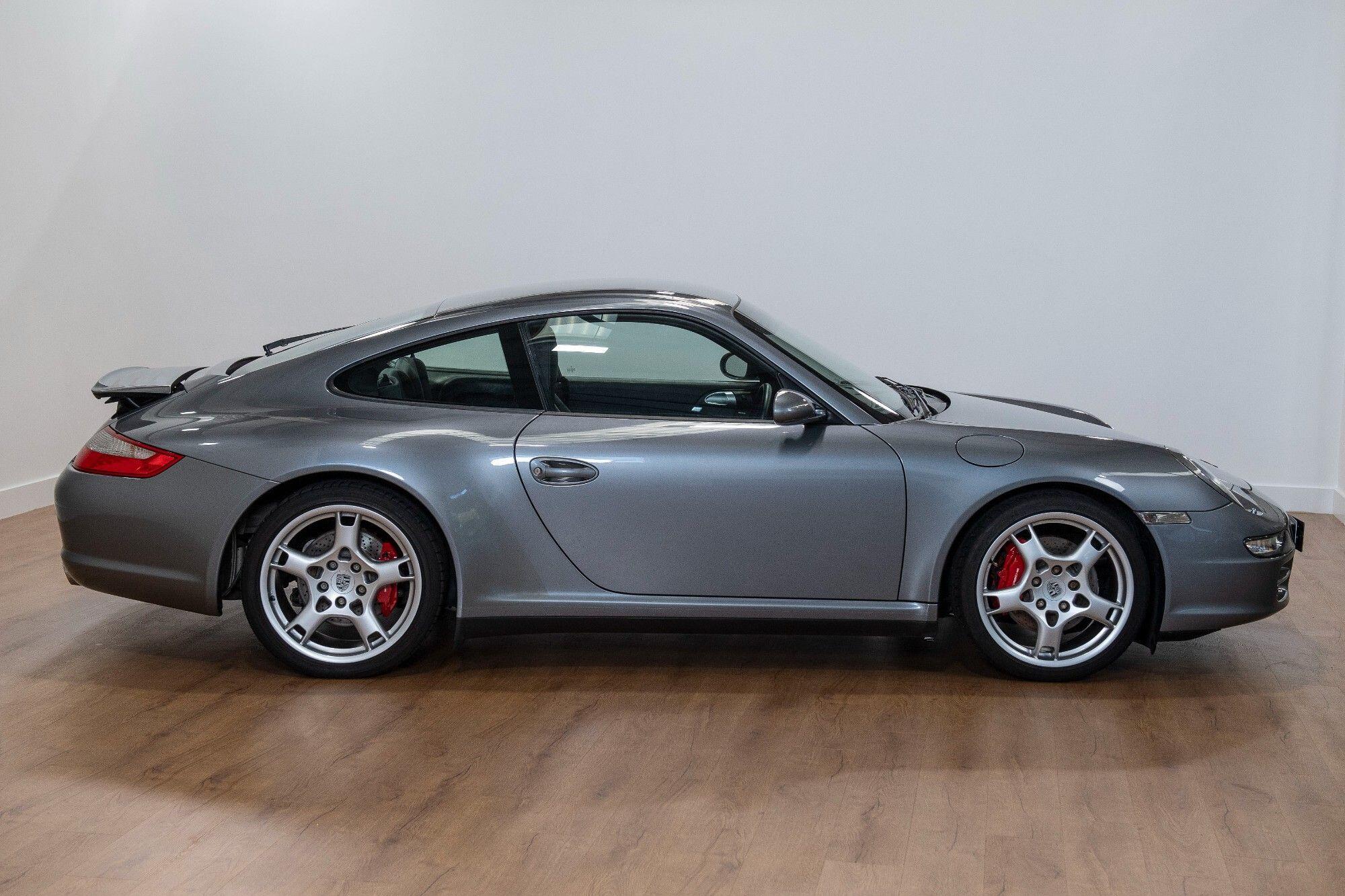 Porsche 911 view 3