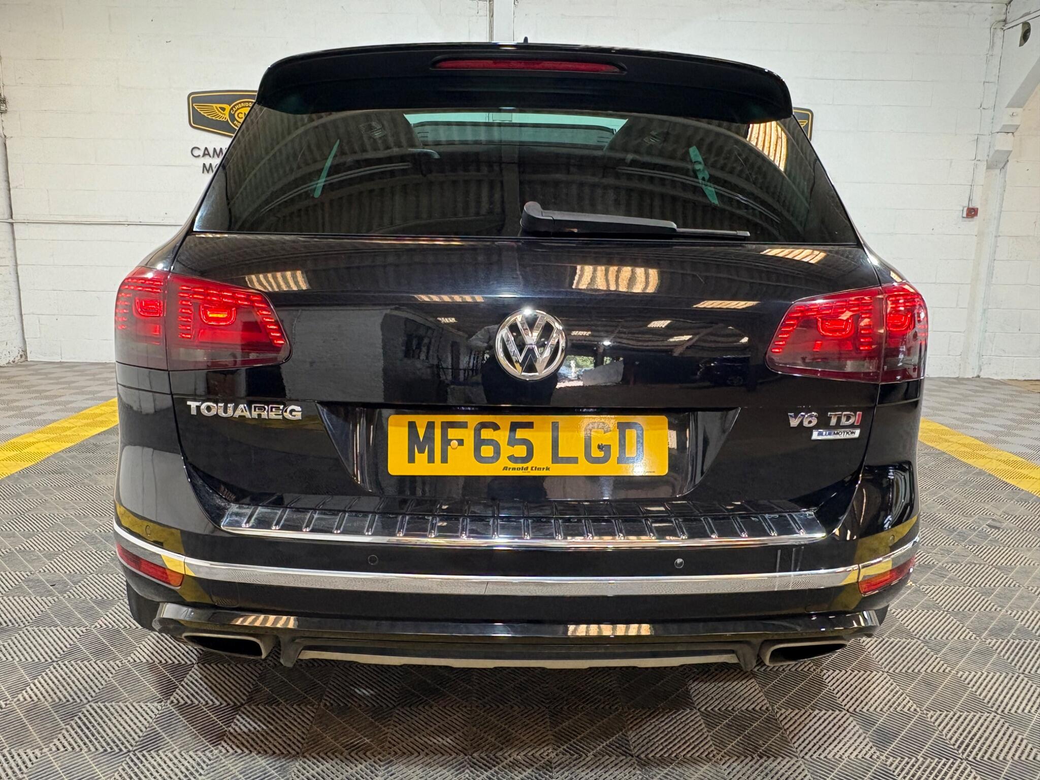 Volkswagen Touareg view 45