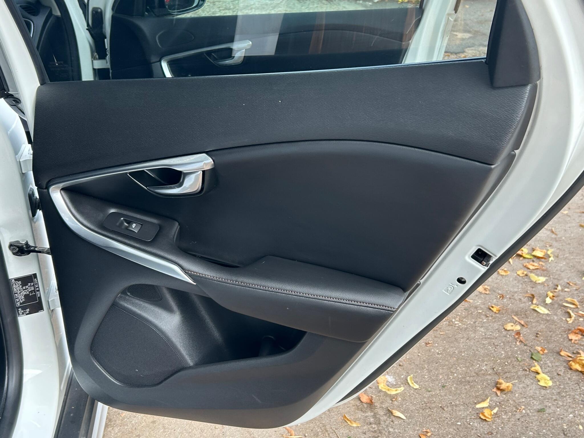 Volvo V40 Cross Country view 44