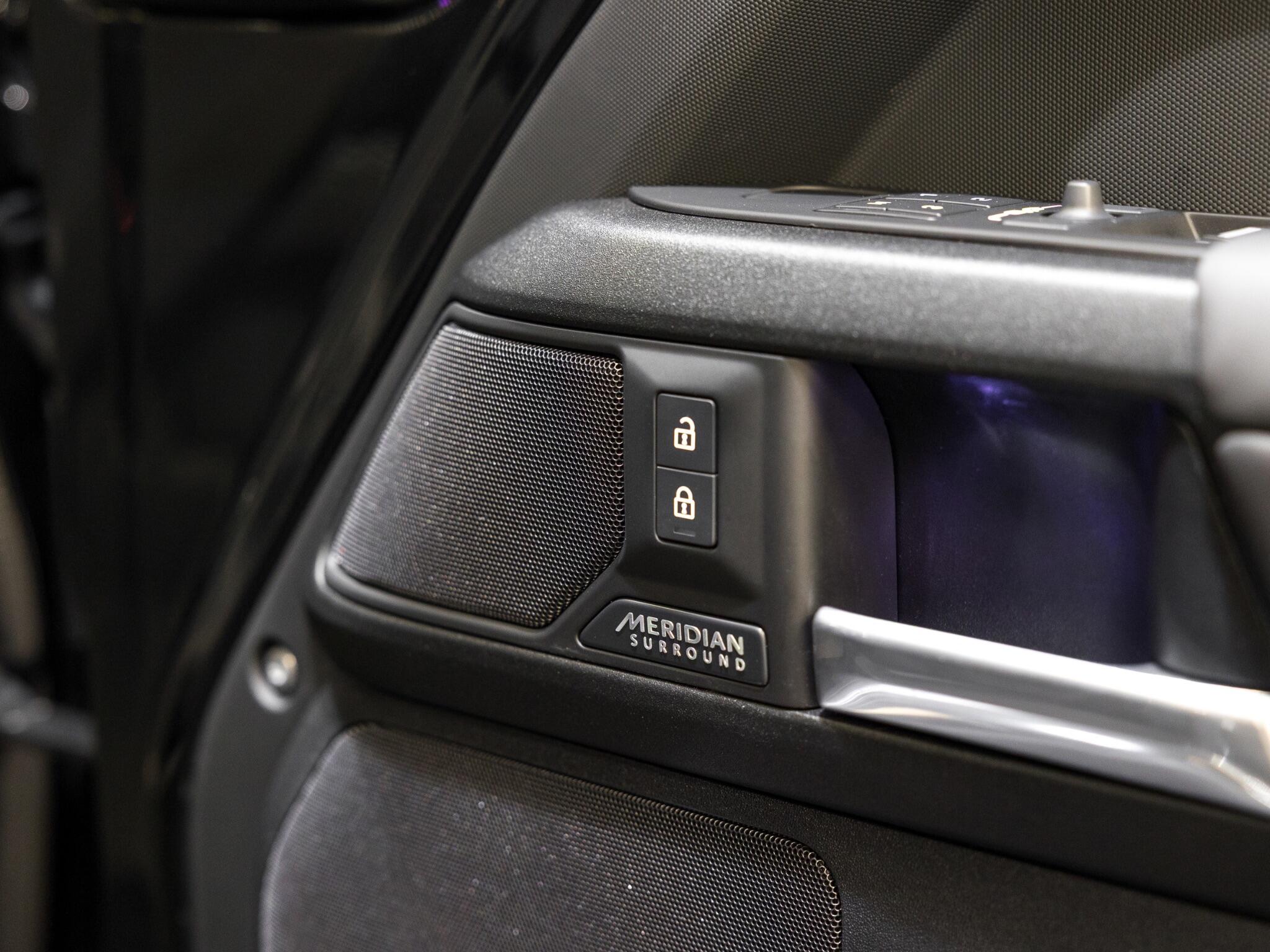 Land Rover Defender 110 view 4