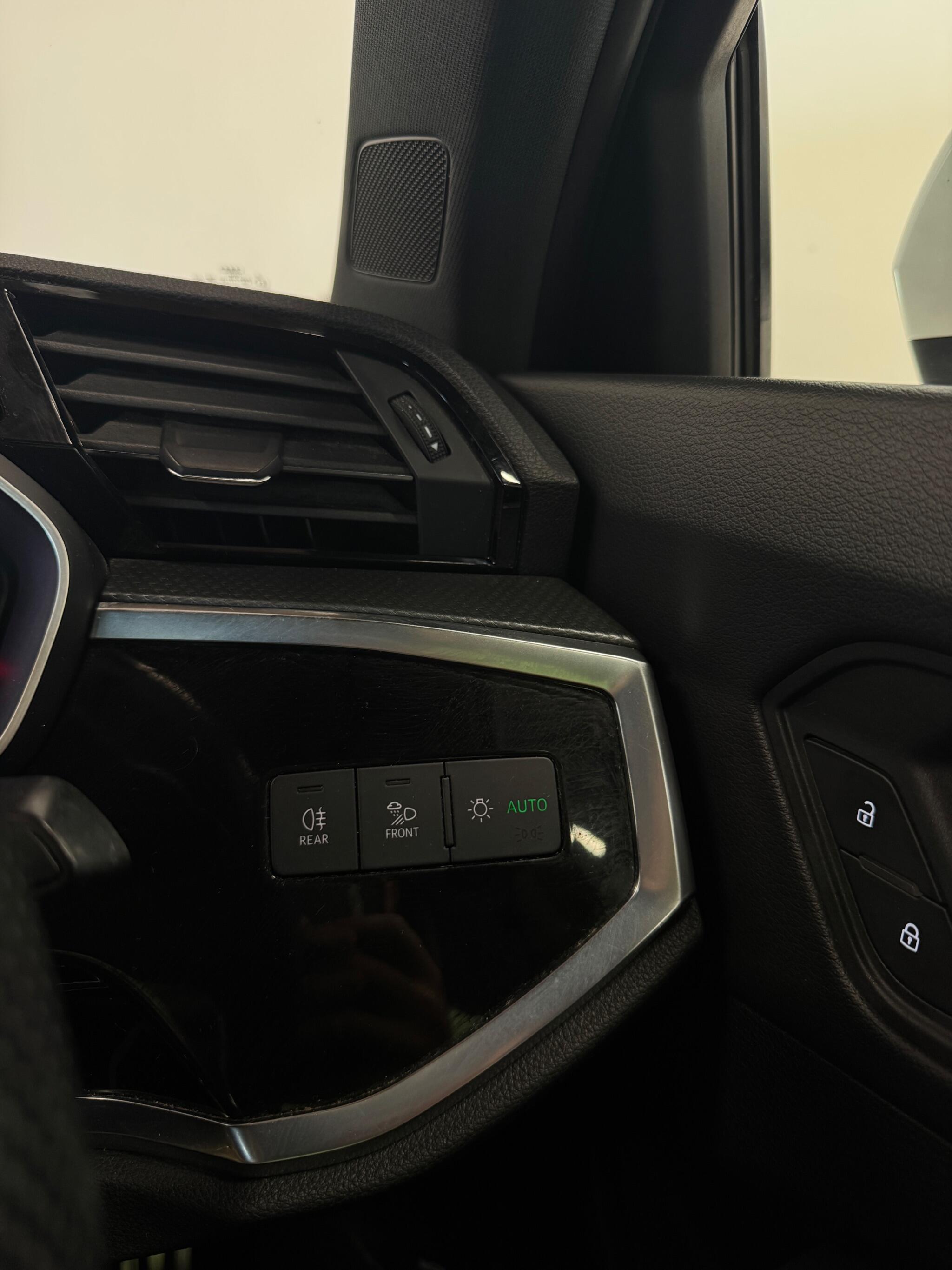 Audi Q3 view 28