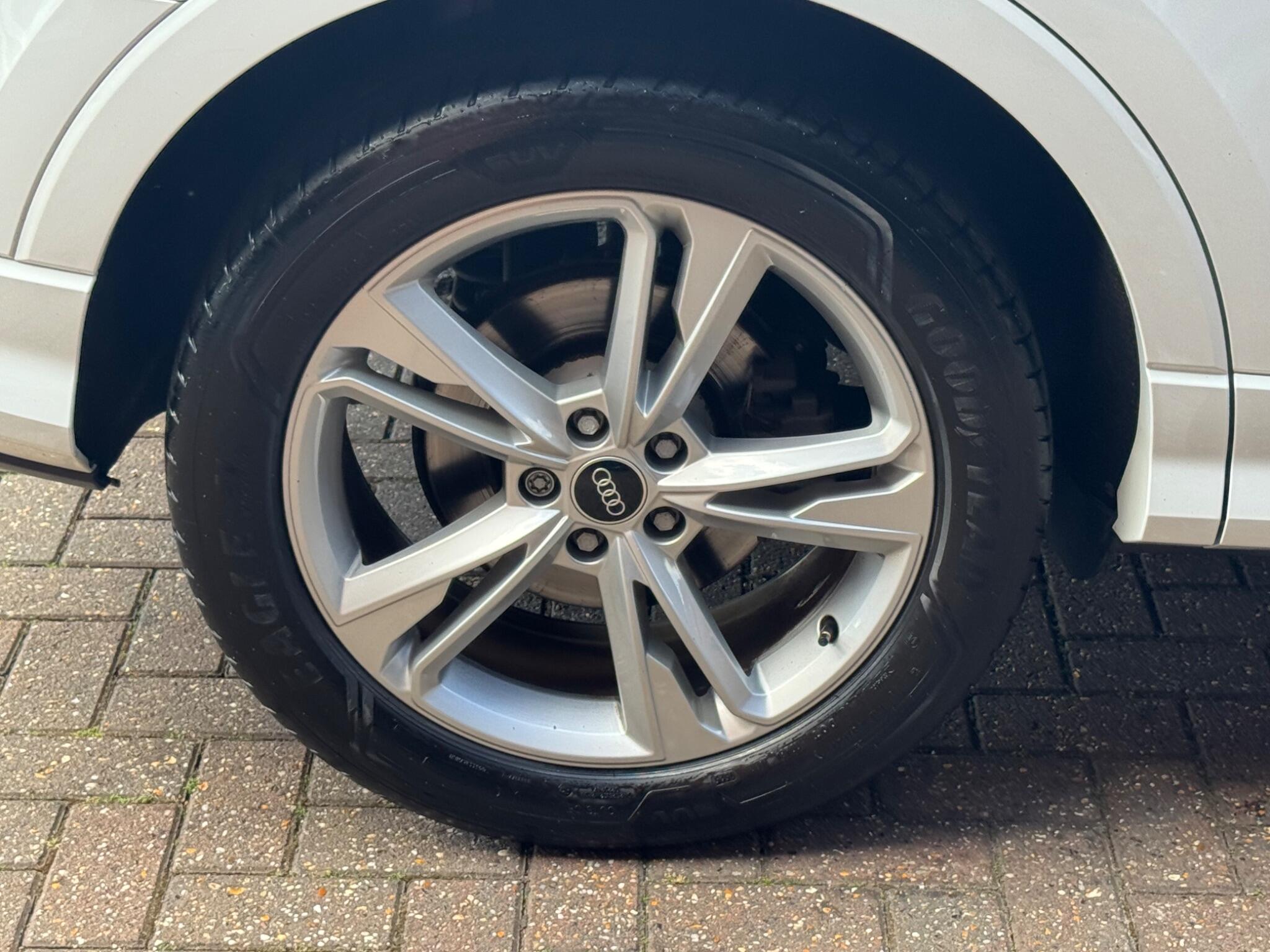 Audi Q3 view 43