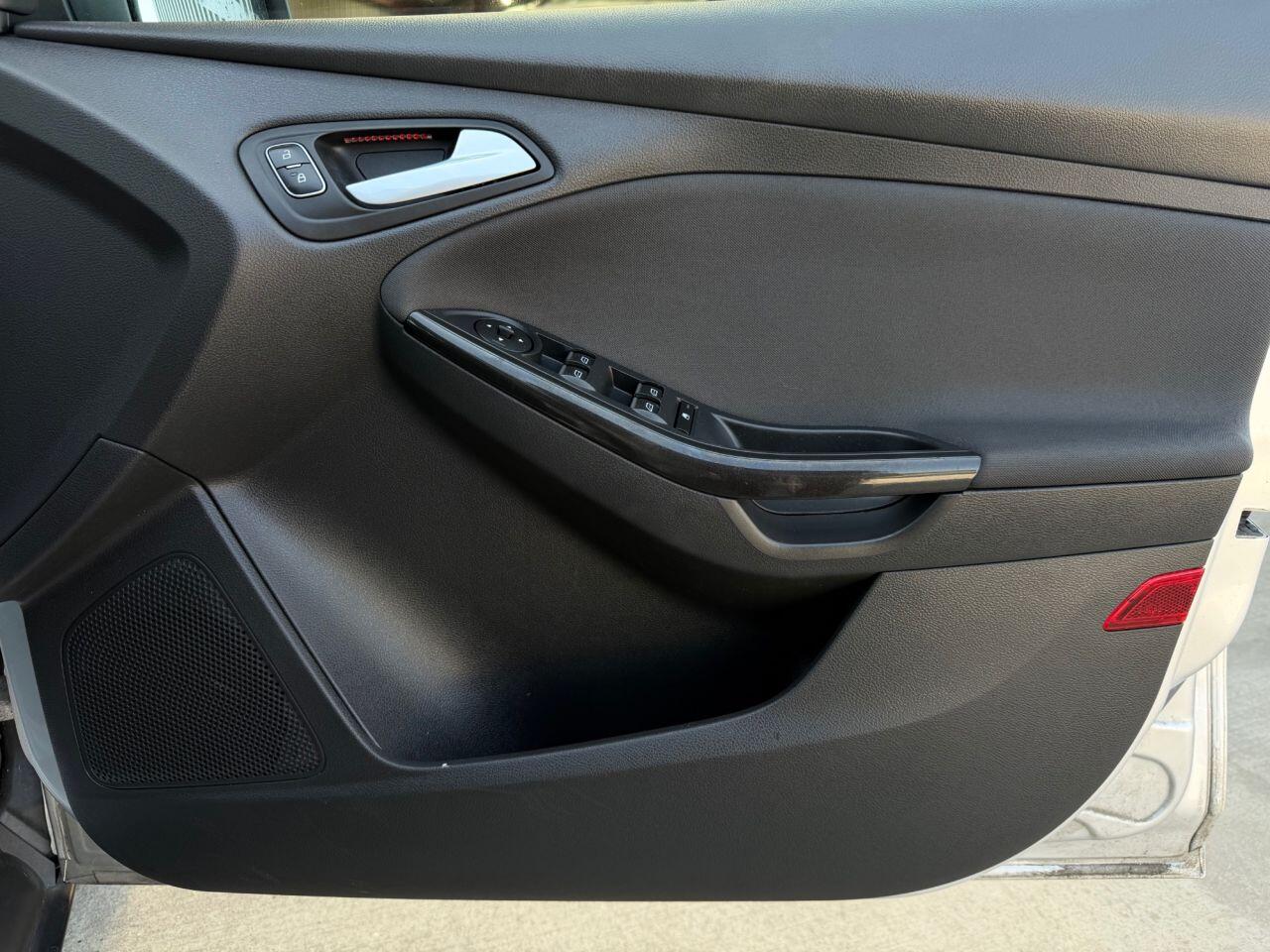 Ford Focus view 15