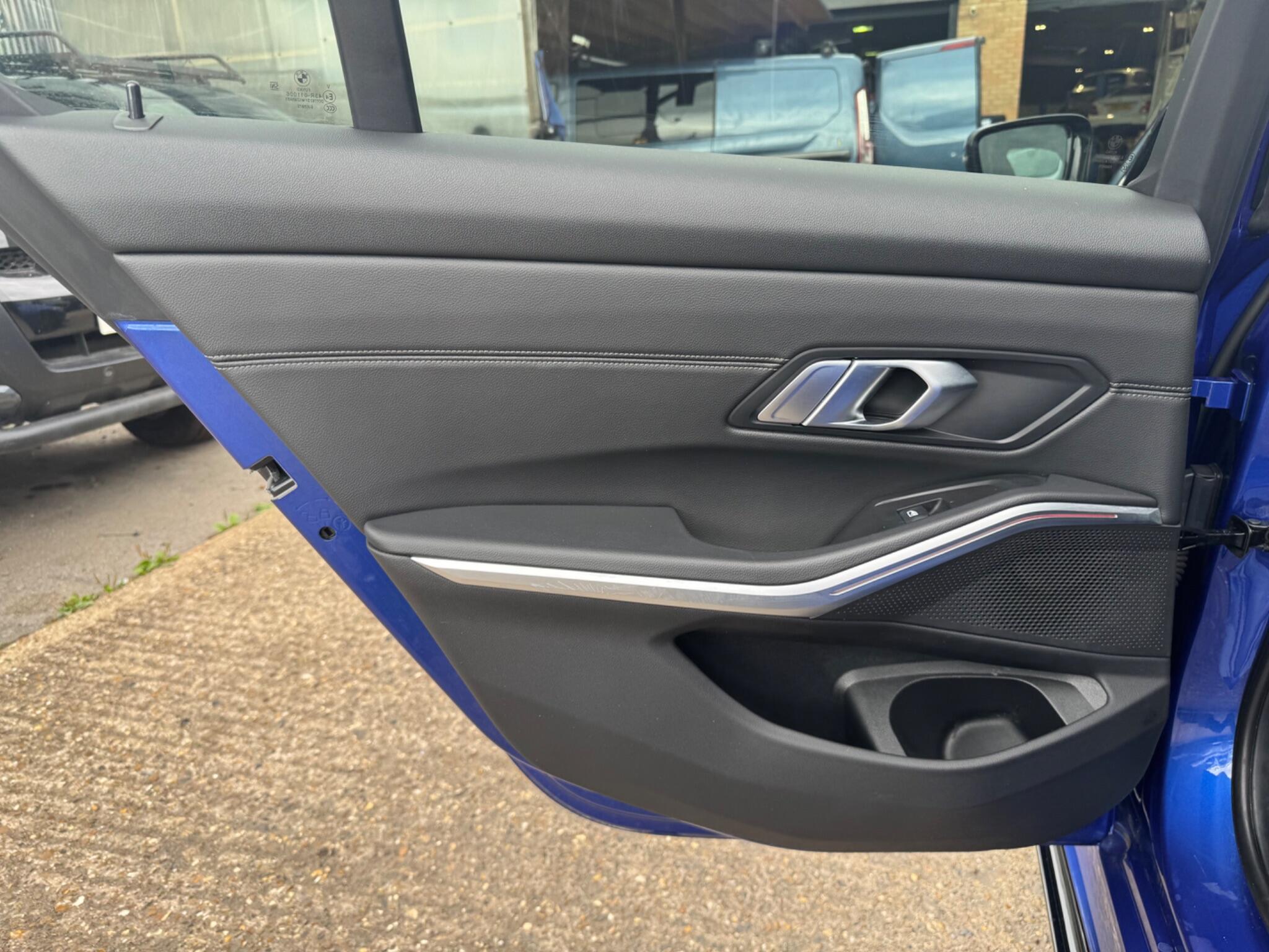 BMW 3 Series view 35