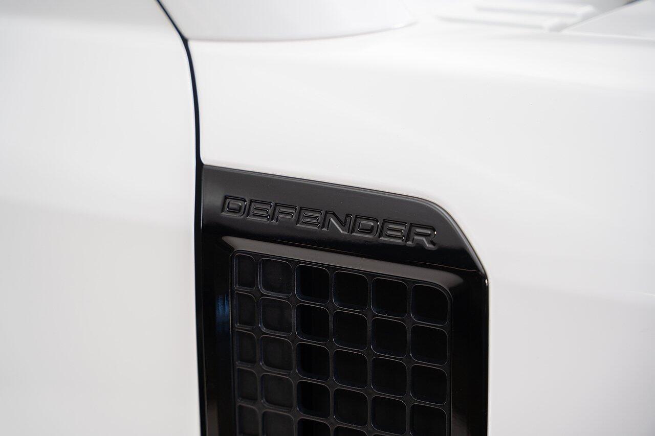 Land Rover Defender 90 view 29