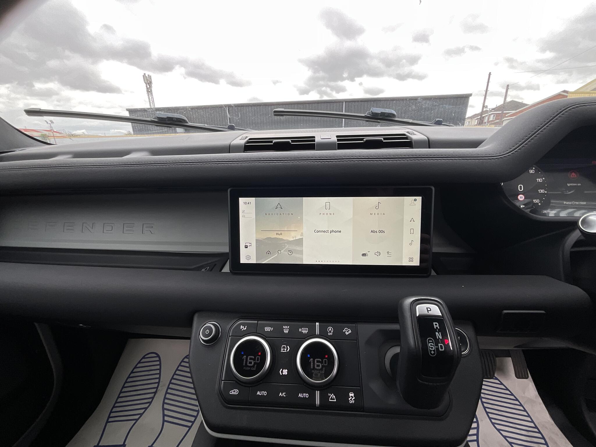 Land Rover Defender 110 view 25