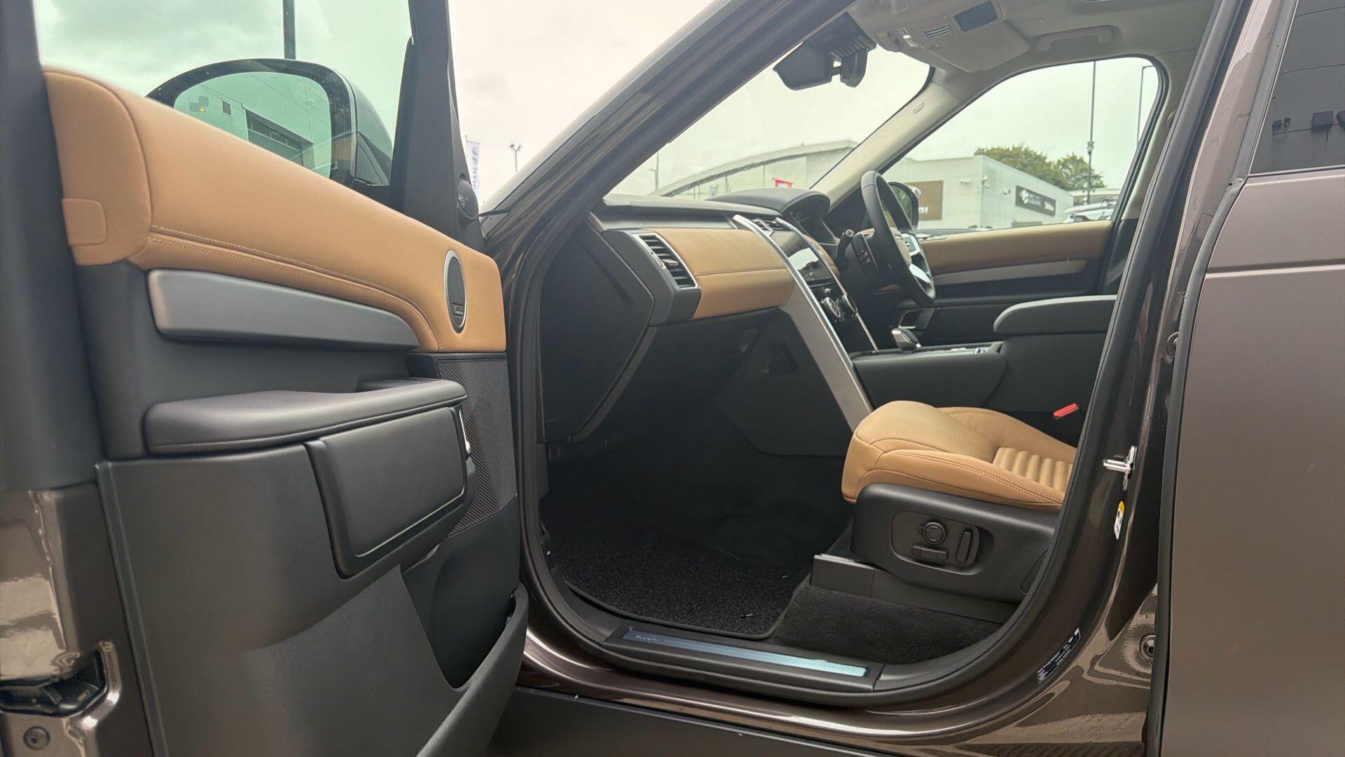 Land Rover Discovery view 8
