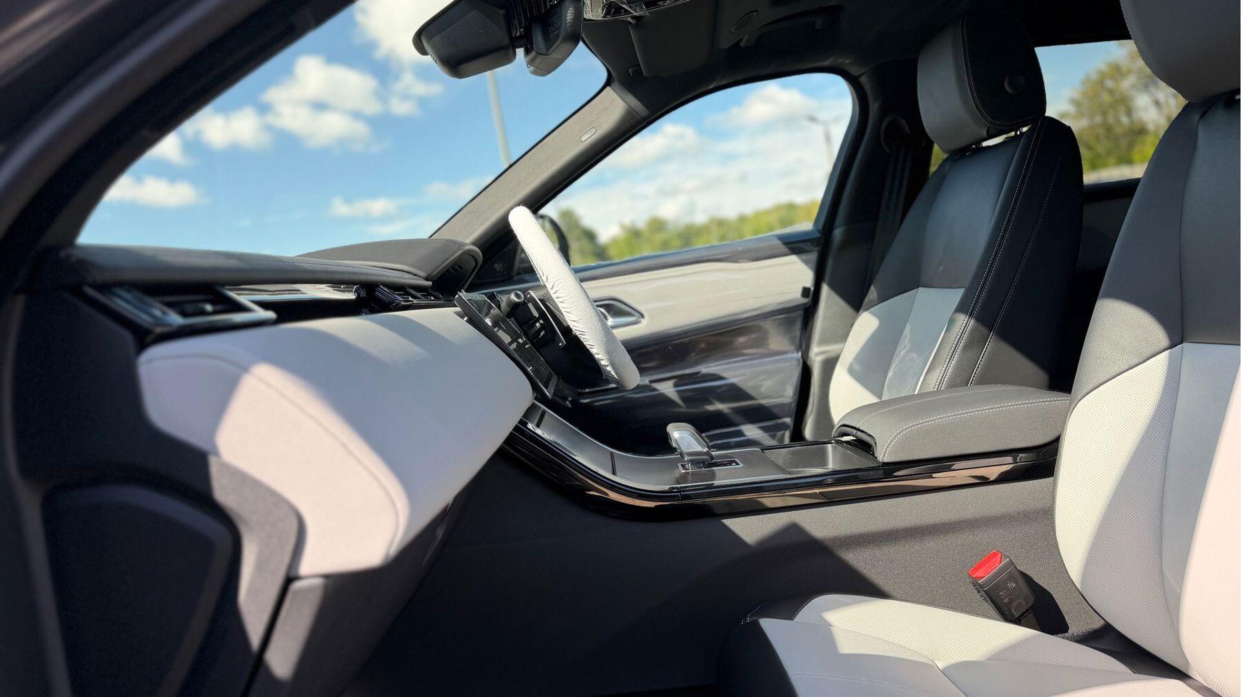 Land Rover Range Rover Velar view 3
