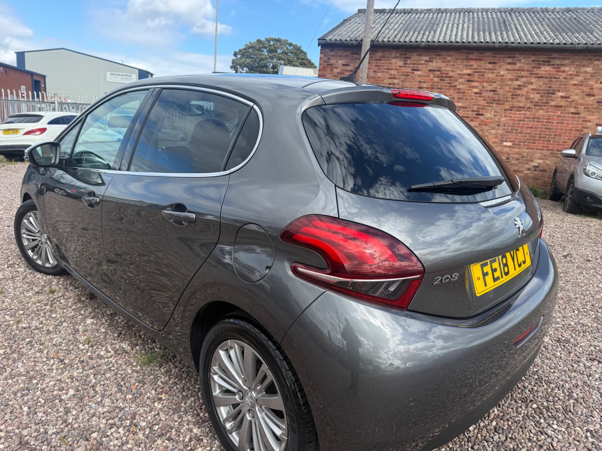 Peugeot 208 view 12