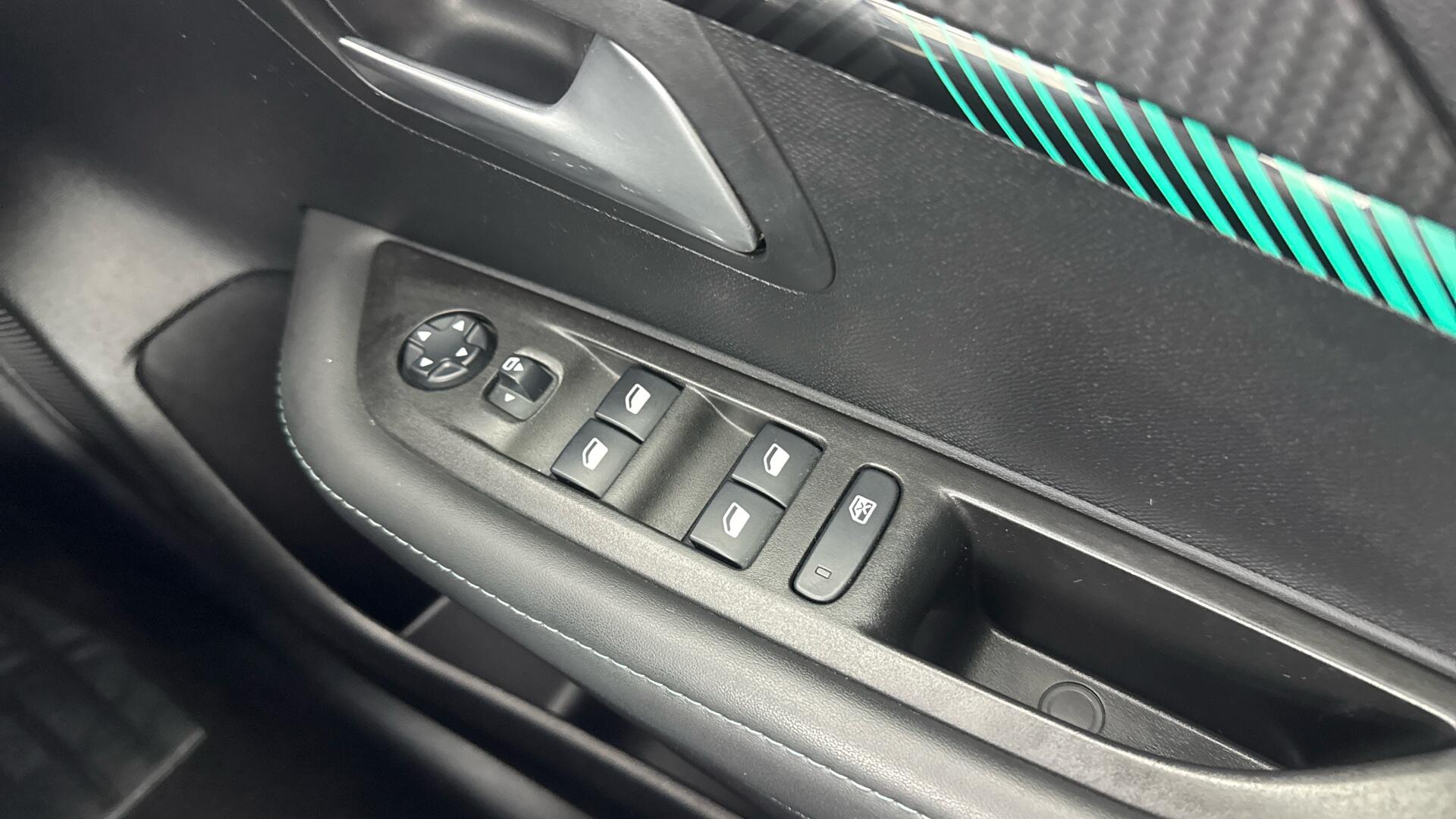 Peugeot 208 view 42