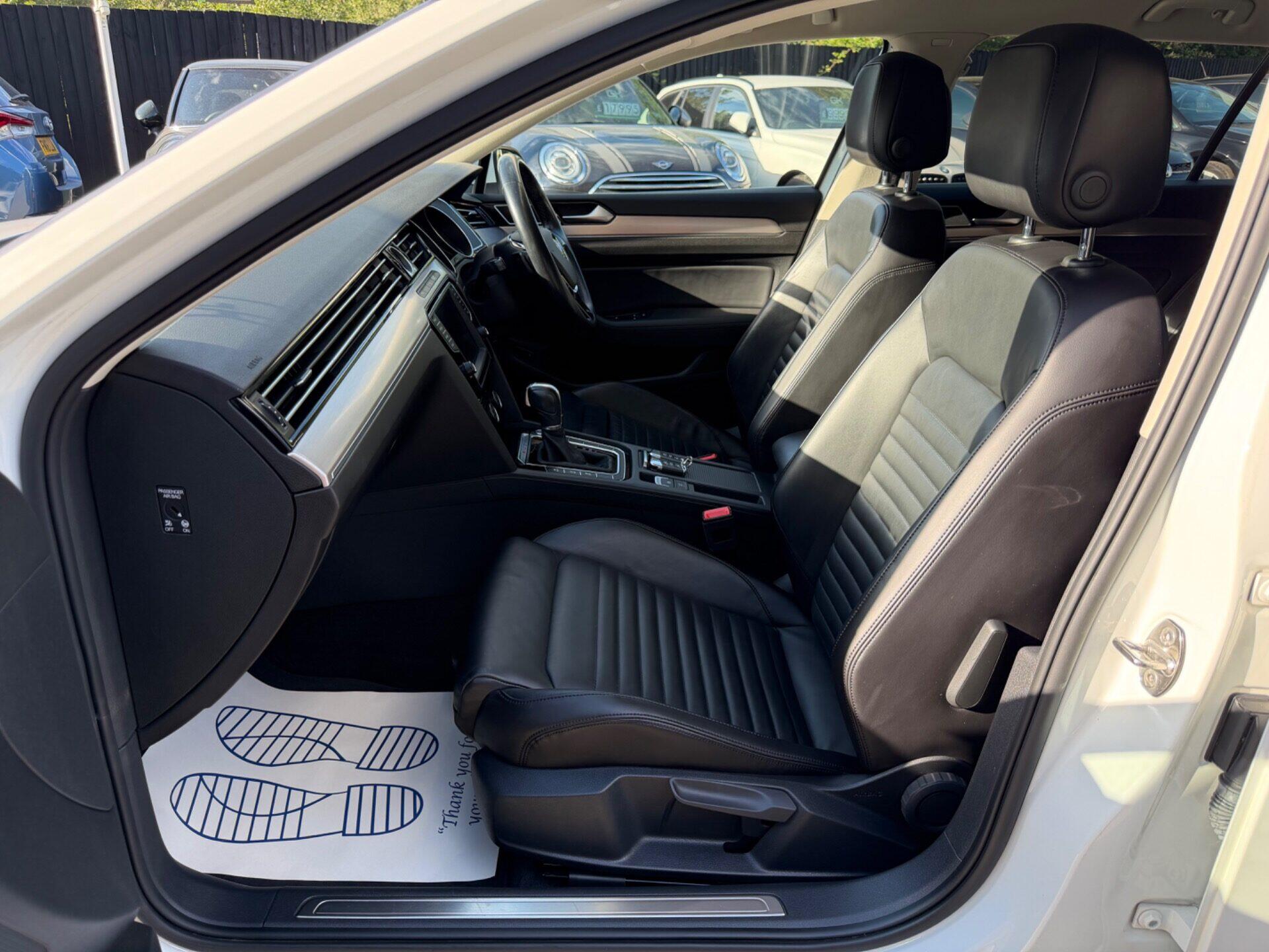 Volkswagen Passat view 3