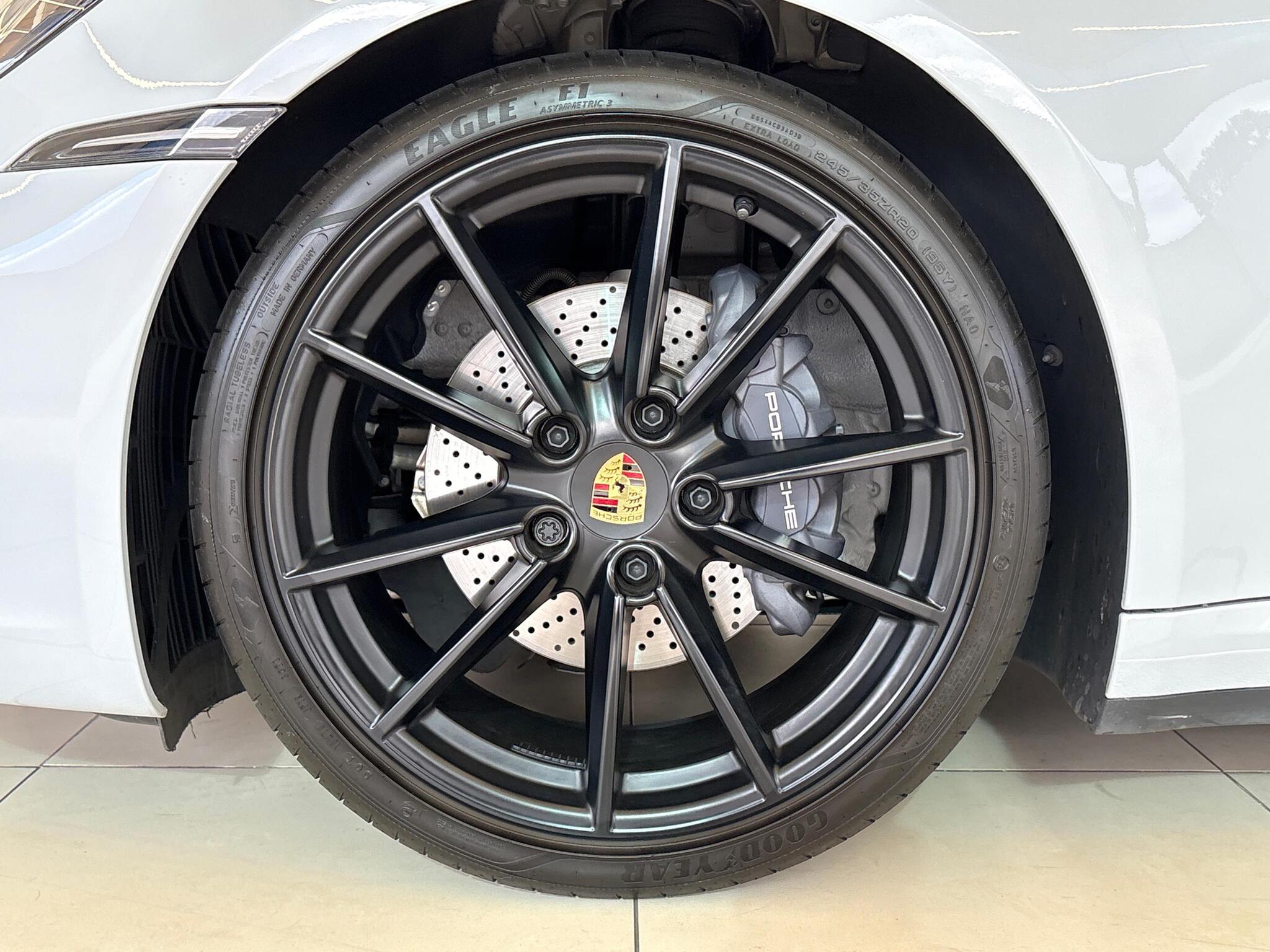 Porsche 911 view 25