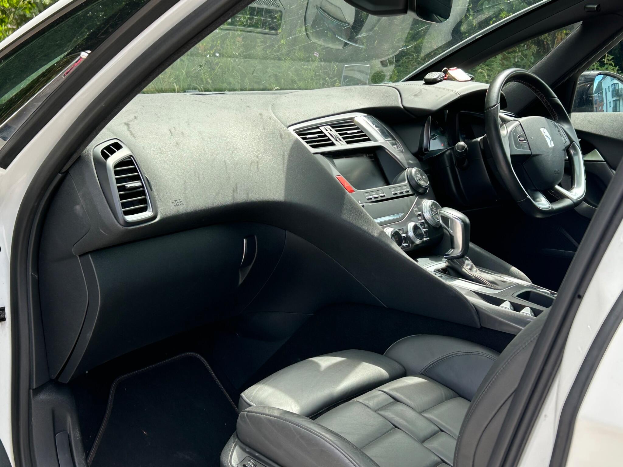 DS Automobiles DS 5 view 11