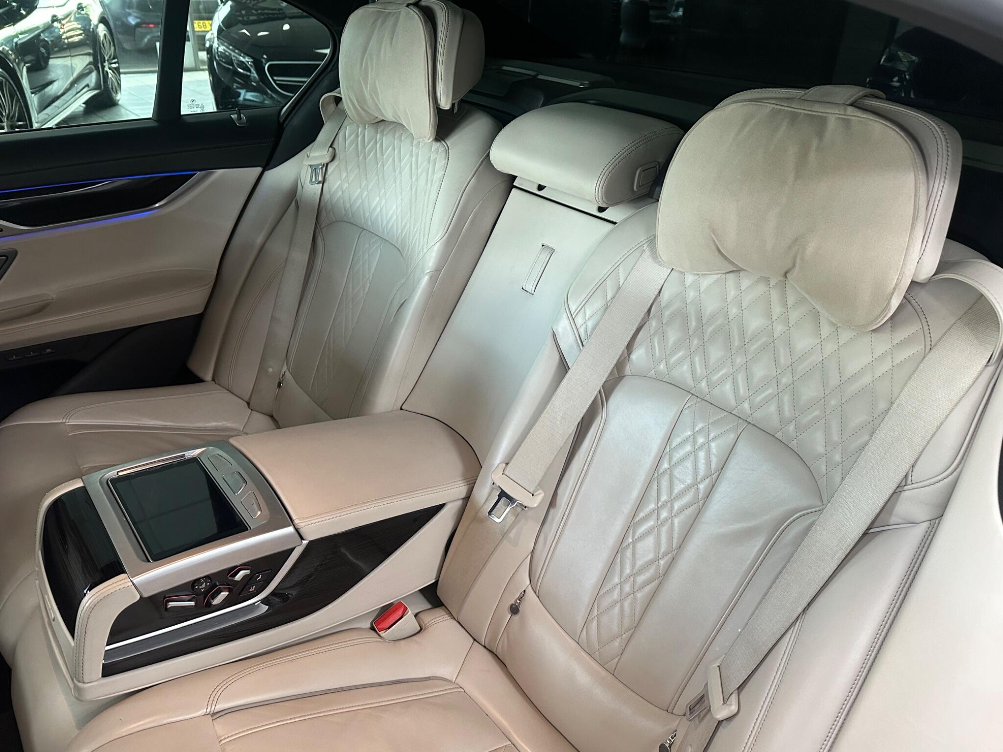 BMW 7 Series view 38