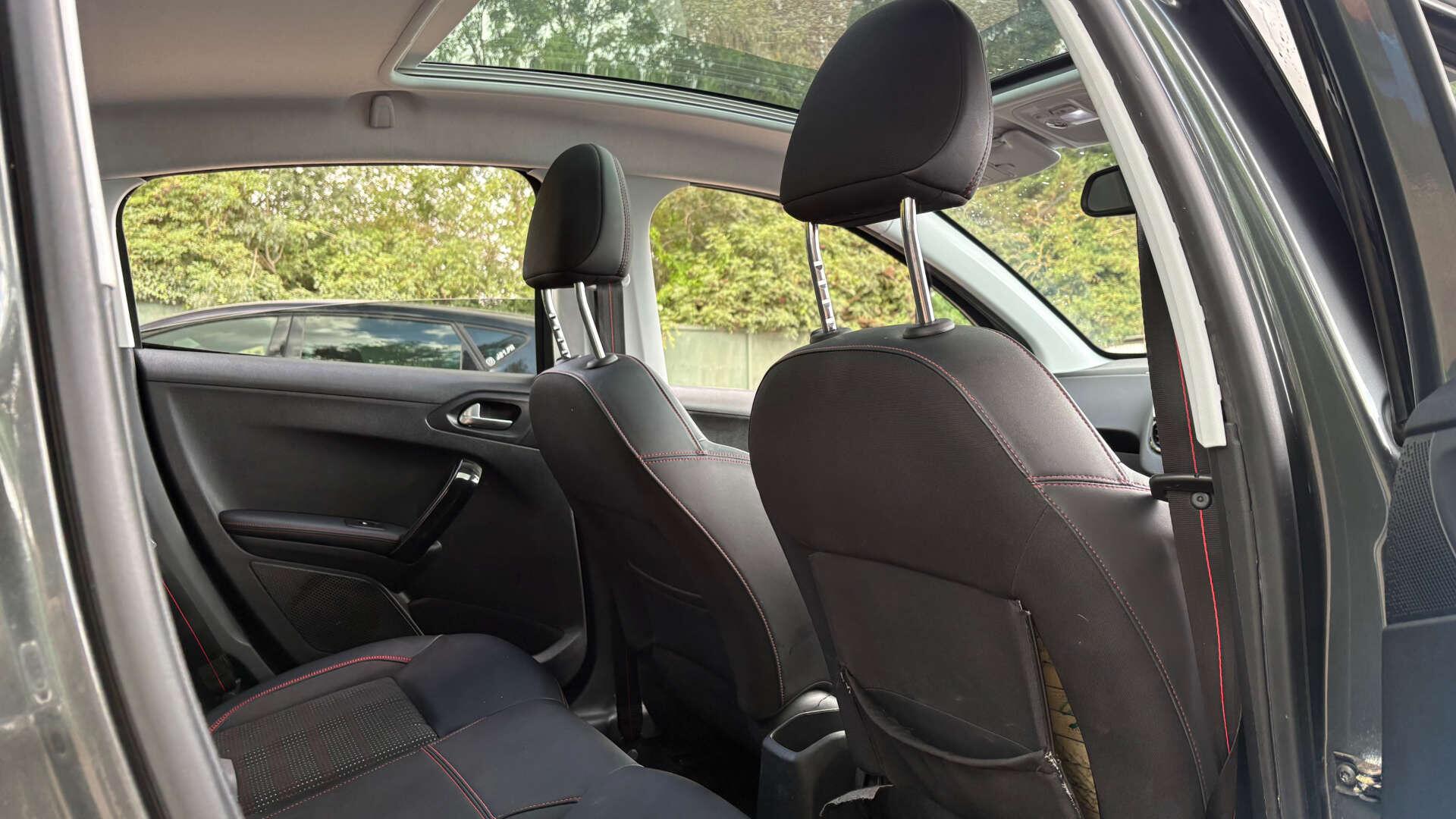 Peugeot 208 view 9