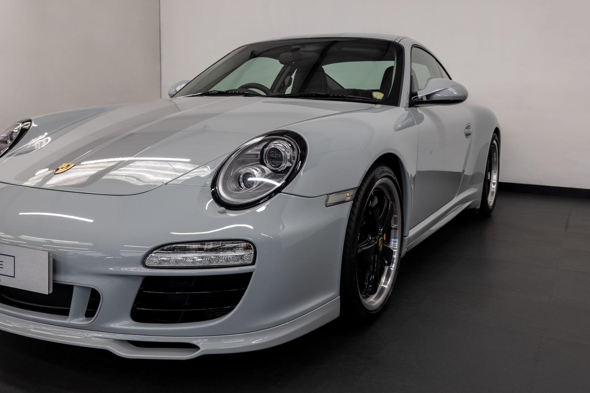 Porsche 911 view 16